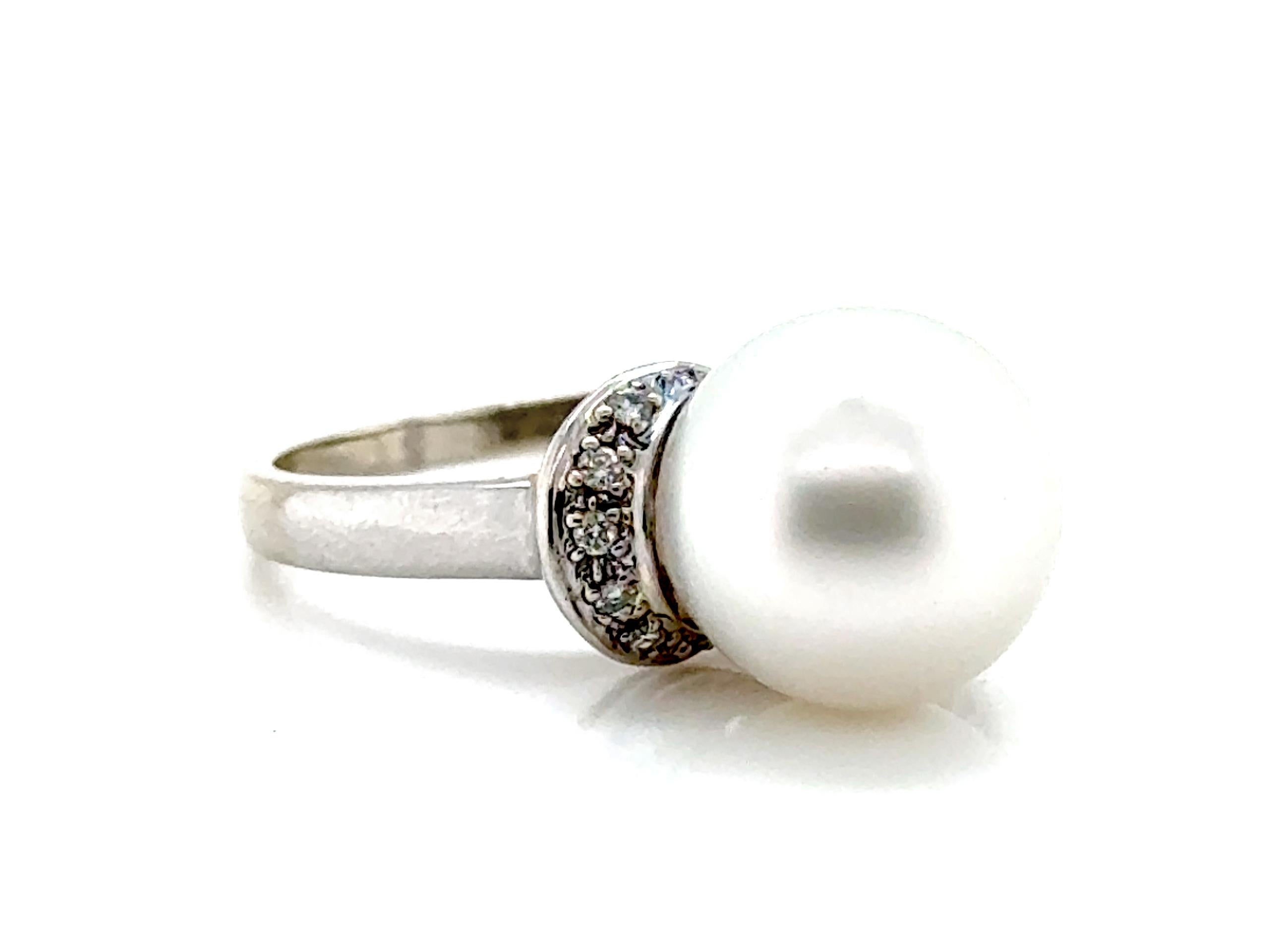 South Sea Pearl .20ct Diamond Cocktail Statement Ring 18K White Gold Natural 11.5mm Pearl 


Features a Large 11.5mm Genuine Natural Pearl

100% Natural Mined Diamonds & Natural Pearl

.20 Carat Diamond Weight 

18K White Gold

Excellent