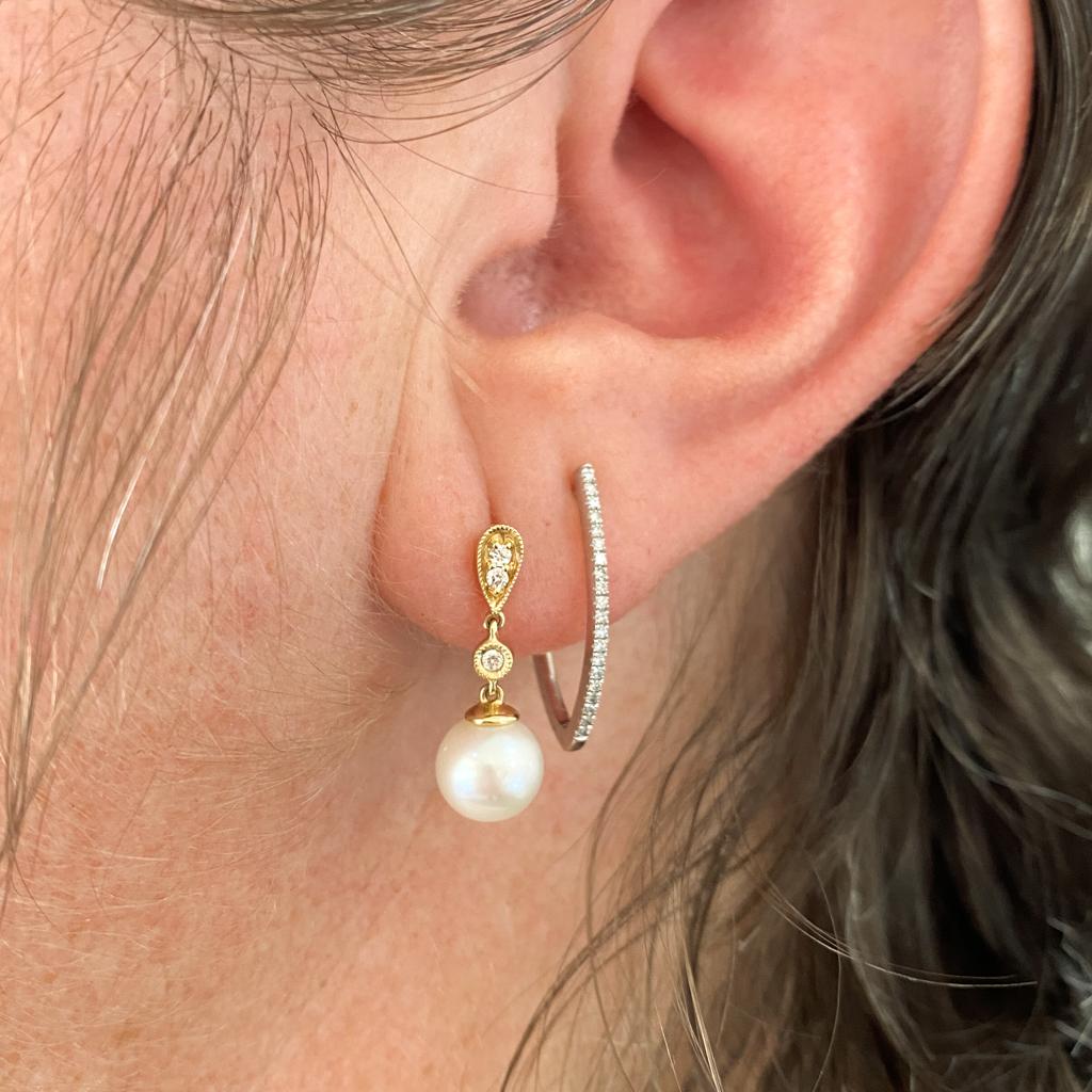 ¡Estos elegantes pendientes de perlas y diamantes de Gabriel & Co. son perfectos! Disponible en oro amarillo u oro blanco, la sencilla elegancia de los diamantes y las perlas en forma de gota son perfectos para un look elegante. ¡Las gotas están