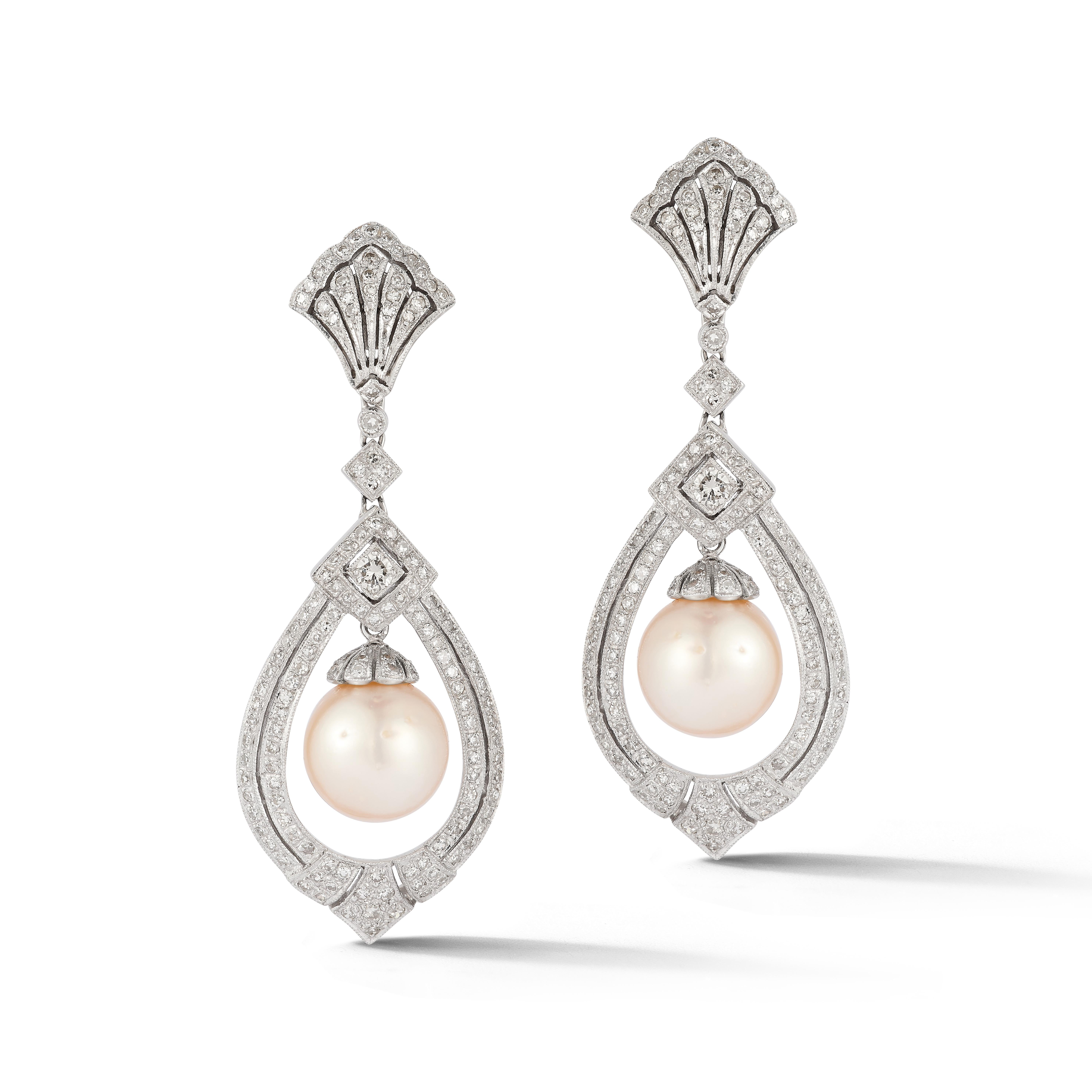 Perlen- & Diamant-Ohrringe

Ein Paar Ohrringe aus 18 Karat Weißgold, besetzt mit 2 Südseeperlen, umrahmt von etwa 3,04 Karat Diamanten

Länge: 2