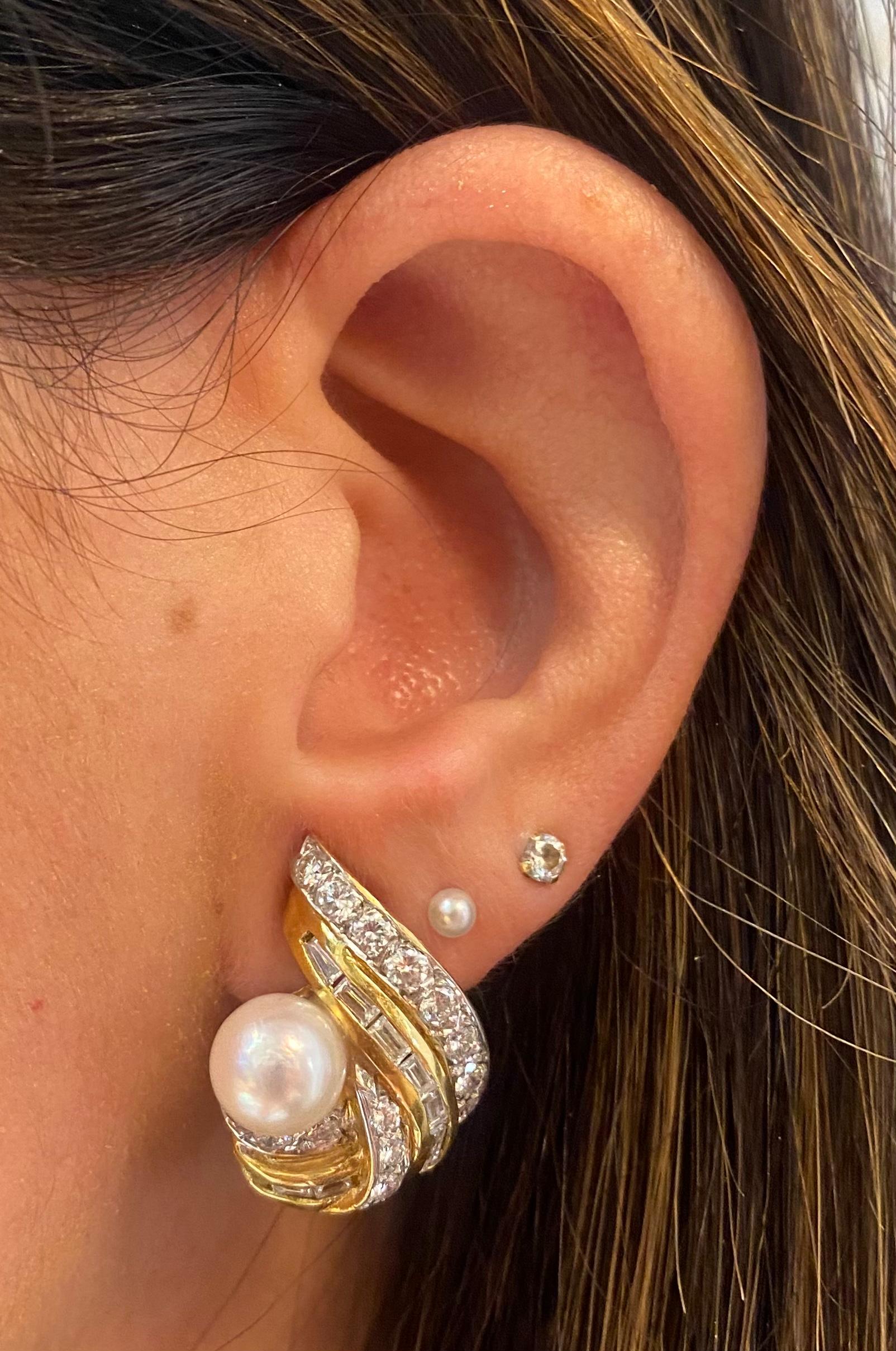 Pearl & Diamond Earrings

A pair of 18 karat yellow gold earrings set with 2 pearls, 86 round cut diamonds, and 14 baguette cut diamonds

Total Approximate Diamond Weight: 3.39 carats

Length: 1