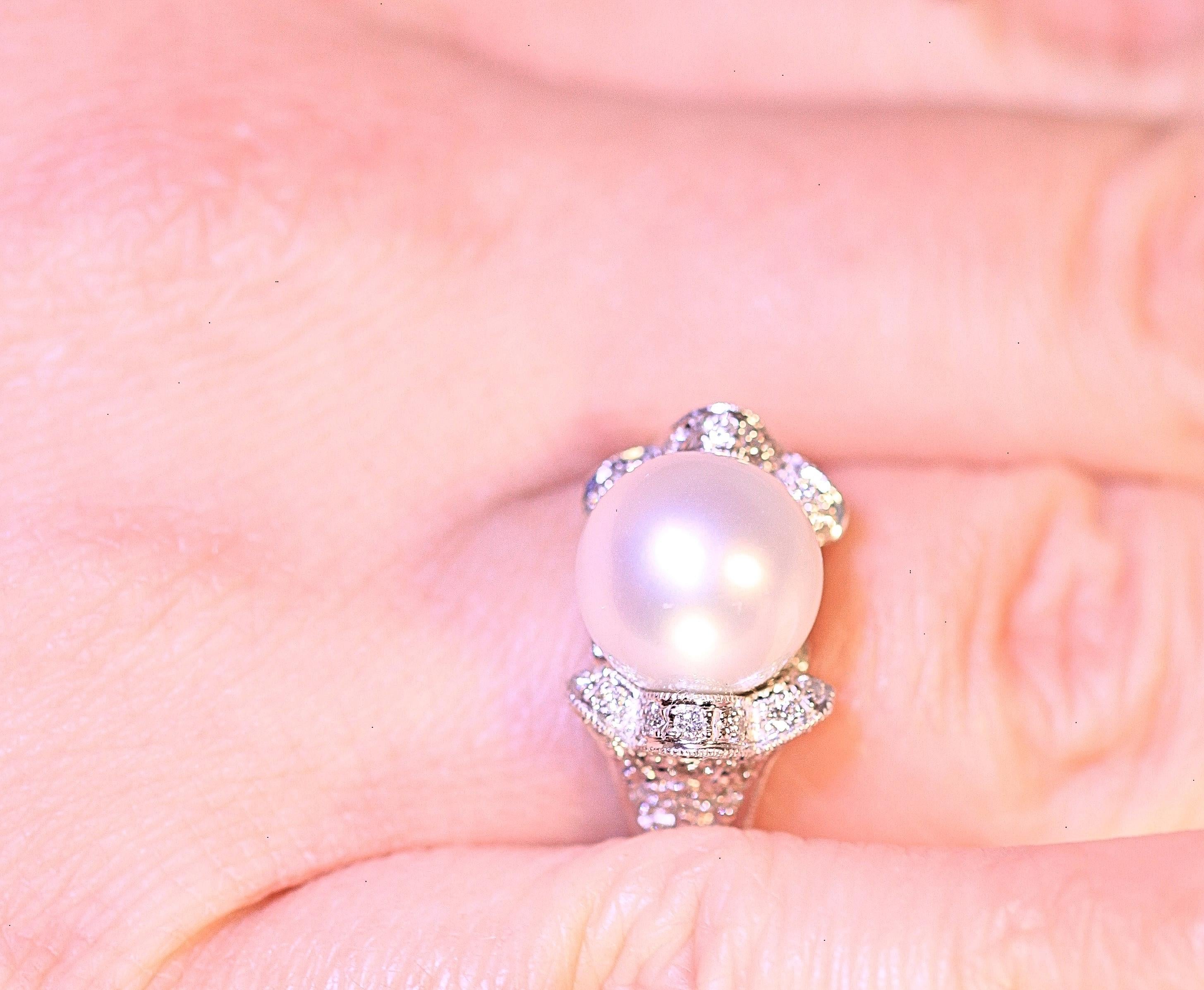 Women's Pearl Diamond Fashion Ring Cocktail Ring 14 Karat White Gold For Sale