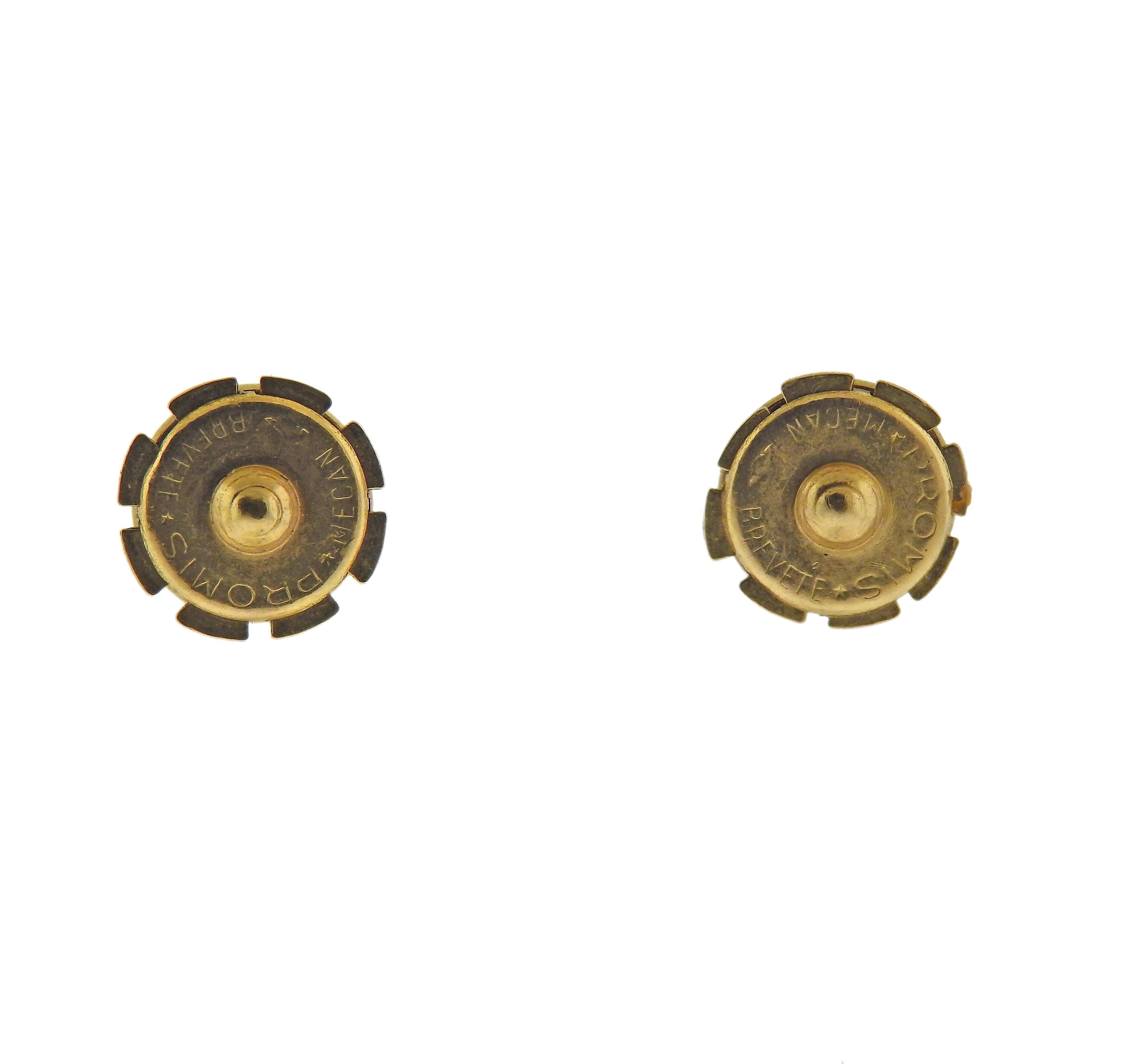 Ein Paar lange Ohrringe aus 18 Karat Gold mit 0,80 ct Diamanten und 10,2 mm Perlen. Die Ohrringe sind 45 mm lang. Markiert 750. Gewicht: 12 Gramm.