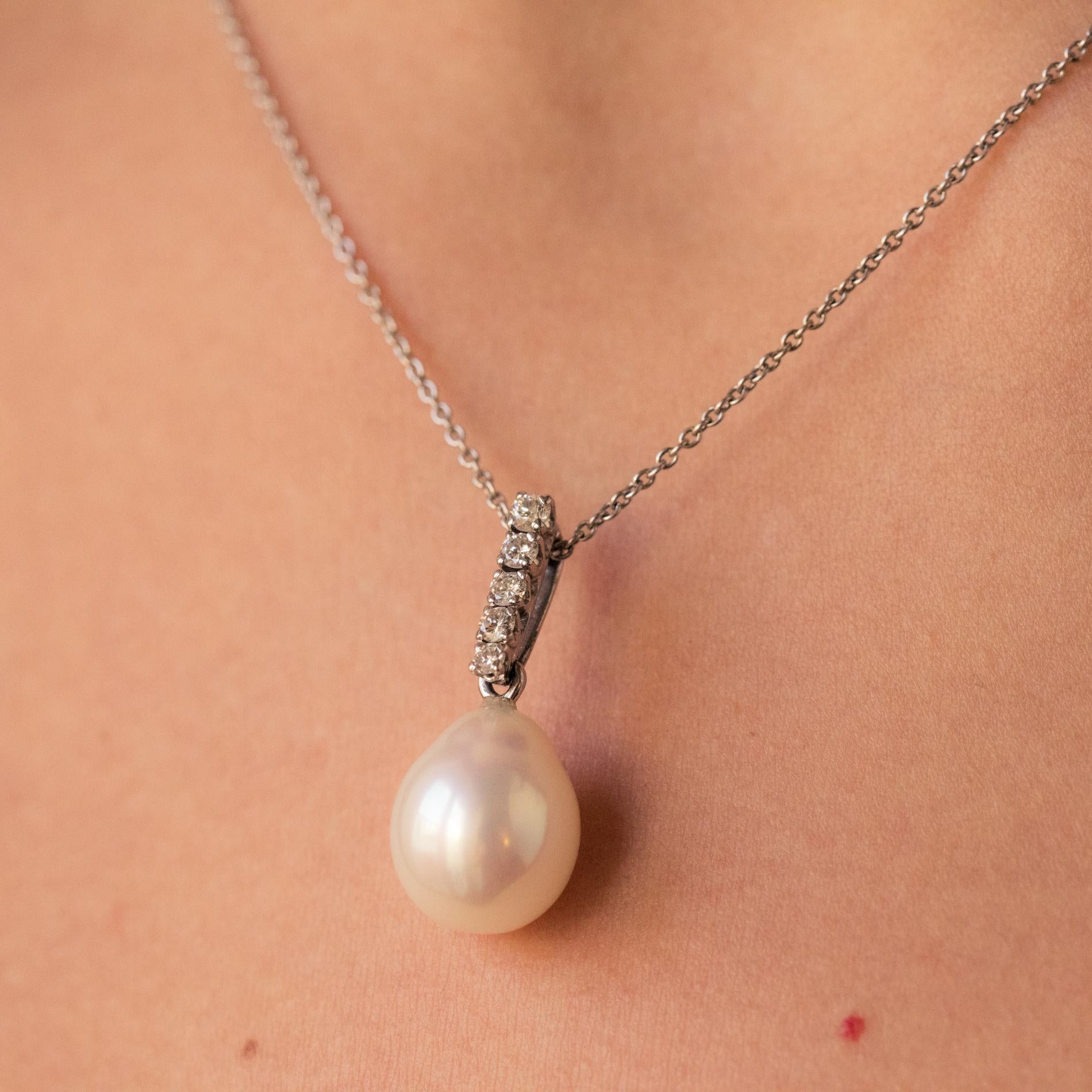 Modern Pearl Diamond 18 Karat White Gold Pendant For Sale 2