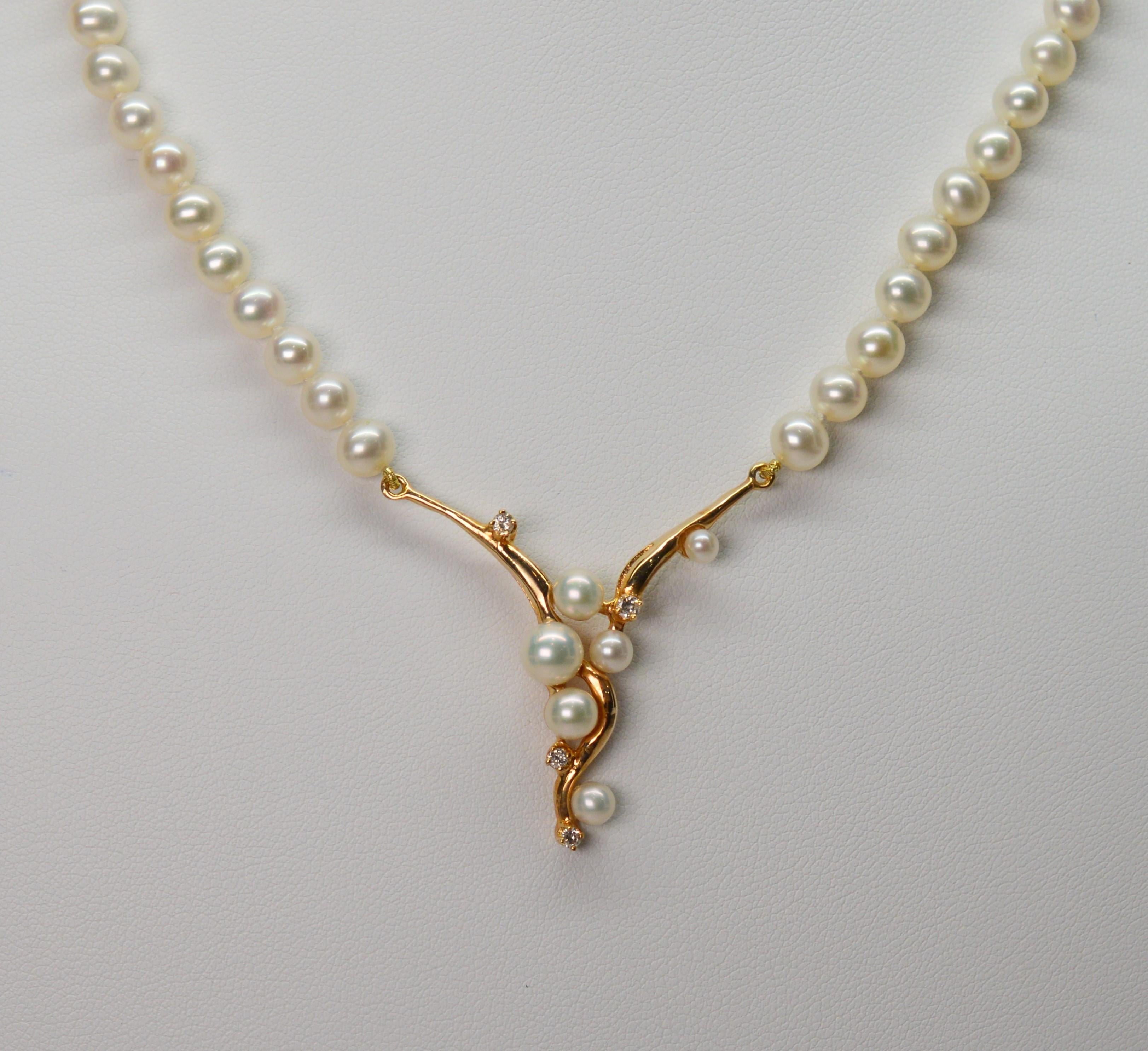 Taille ronde Collier de perles en or avec pendentif en V accentu par des diamants en vente
