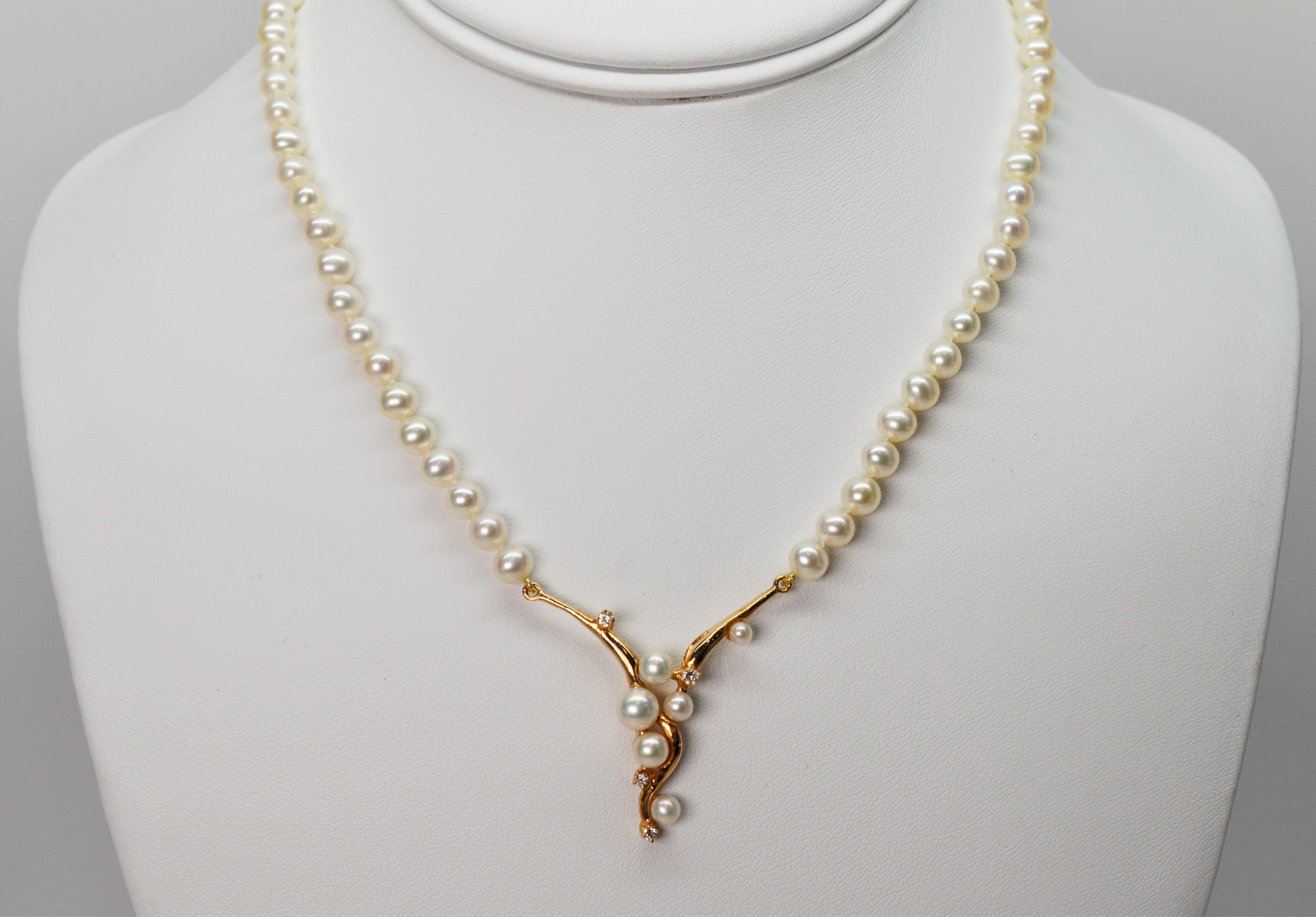 Collier de perles en or avec pendentif en V accentu par des diamants Neuf - En vente à Mount Kisco, NY