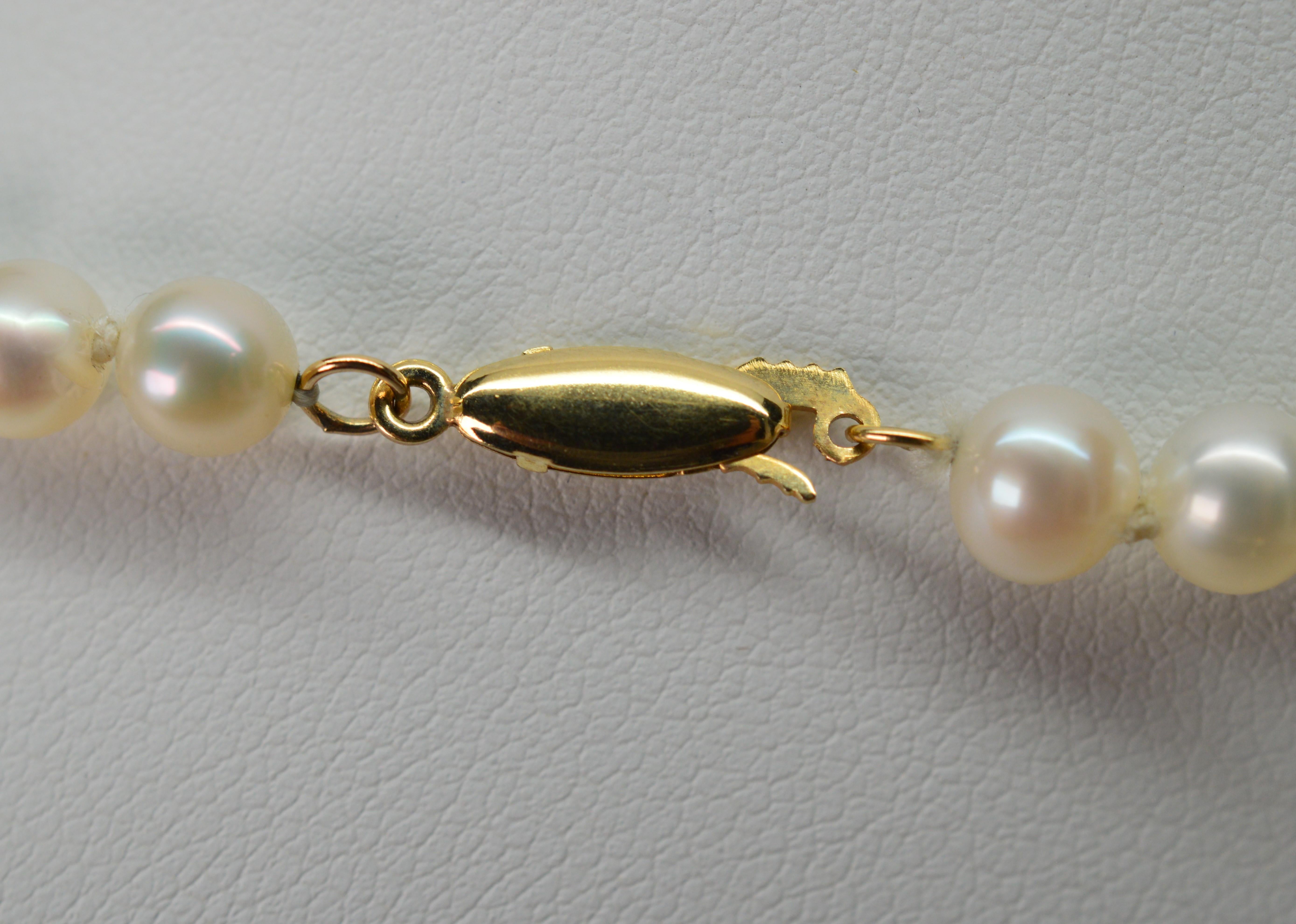 Collier de perles en or avec pendentif en V accentu par des diamants Pour femmes en vente