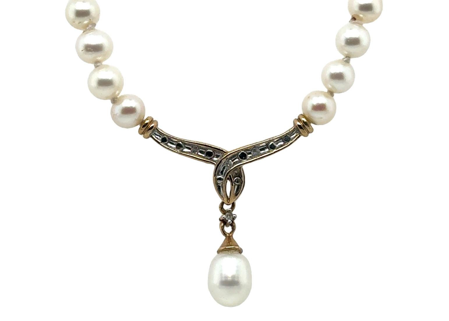 Collana di perle diamantate da 5 mm in oro giallo, filo di perle da 16 pollici, lustro rosa/bianco



Il centro è costituito da una vera perla barocca Nature 8,4 x 6,2.

Filare di 74 perle naturali rotonde da 5 mm

4 Diamanti Nature originali