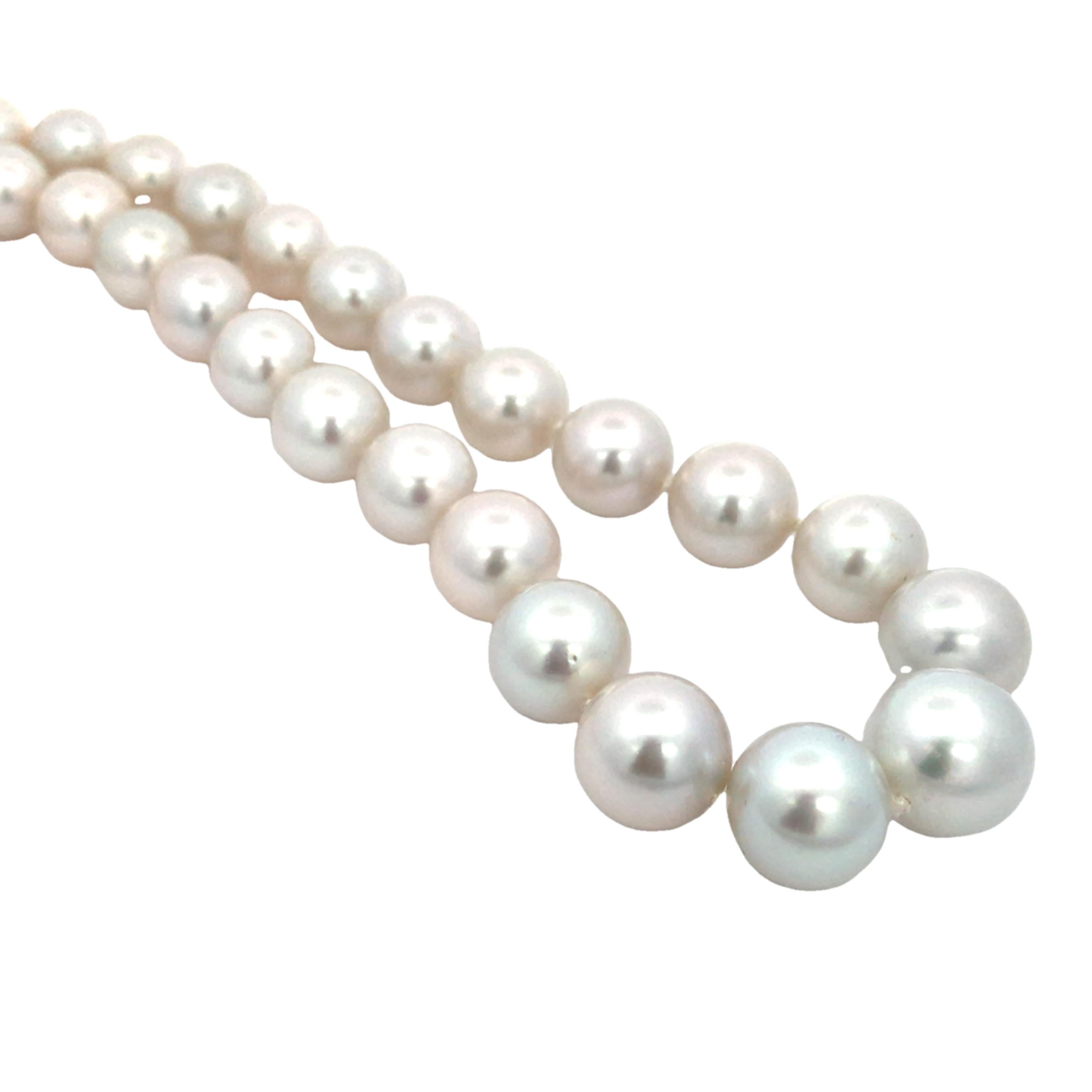 Questa classica collana di perle è realizzata in oro 18 carati e diamanti, con perle di dimensioni comprese tra 11,03 mm e 14,20 mm, che offrono una lucentezza straordinaria. Con un peso di 96,77 g e circa 1,28 carati di diamanti, combina