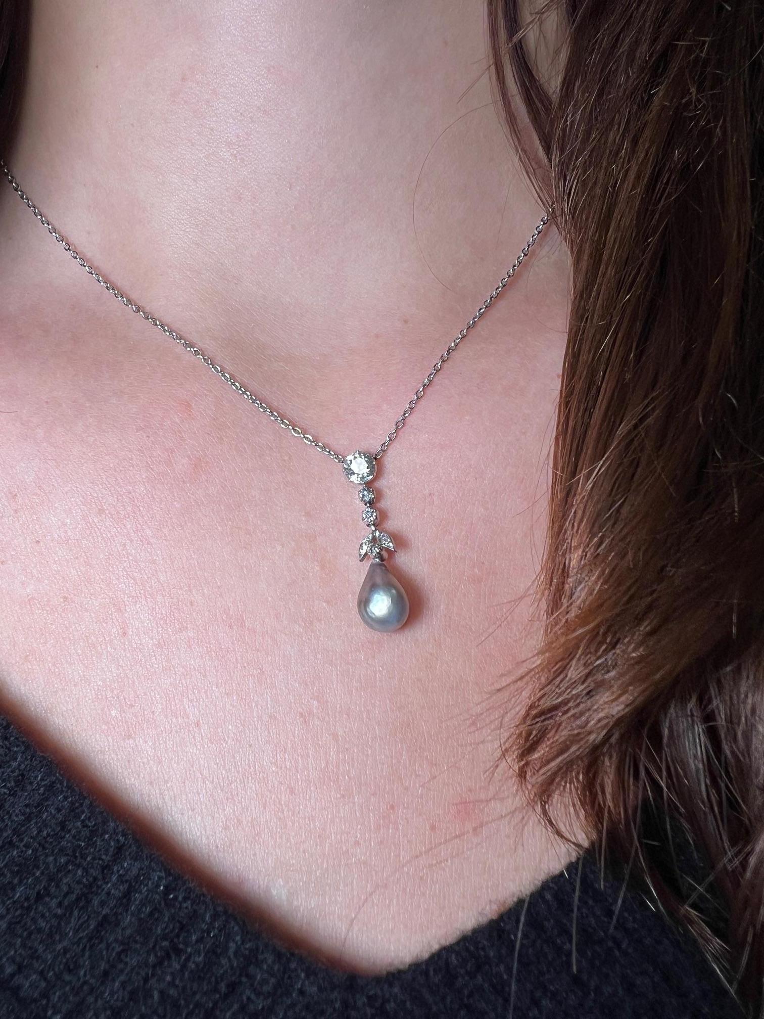 Diese wunderschöne tropfenförmige Perlenkette ist an einem Anhänger mit einem Diamanten im alten europäischen Schliff und fünf natürlichen Diamanten im Einzelschliff gefasst. Die Platin-Halskette trägt diesen atemberaubenden Anhänger - ein zeitloses