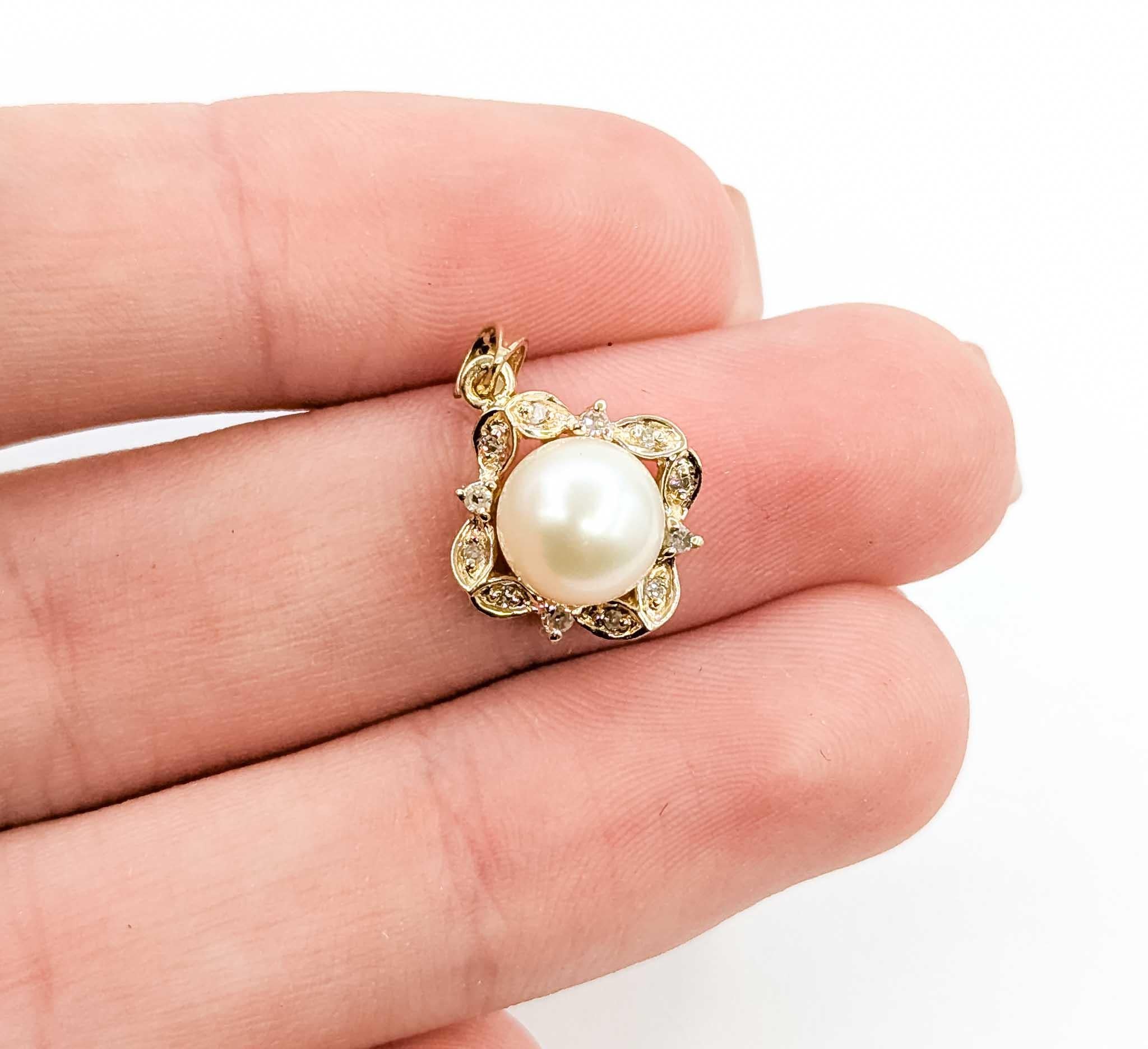 Questo ciondolo è realizzato in oro giallo 14k e presenta una perla. La perla pesa 7.5ct. I diamanti rotondi a taglio singolo ammontano a 0,02 carati, quasi incolori e di purezza I. Questo pendente è impreziosito da diamanti rotondi a taglio