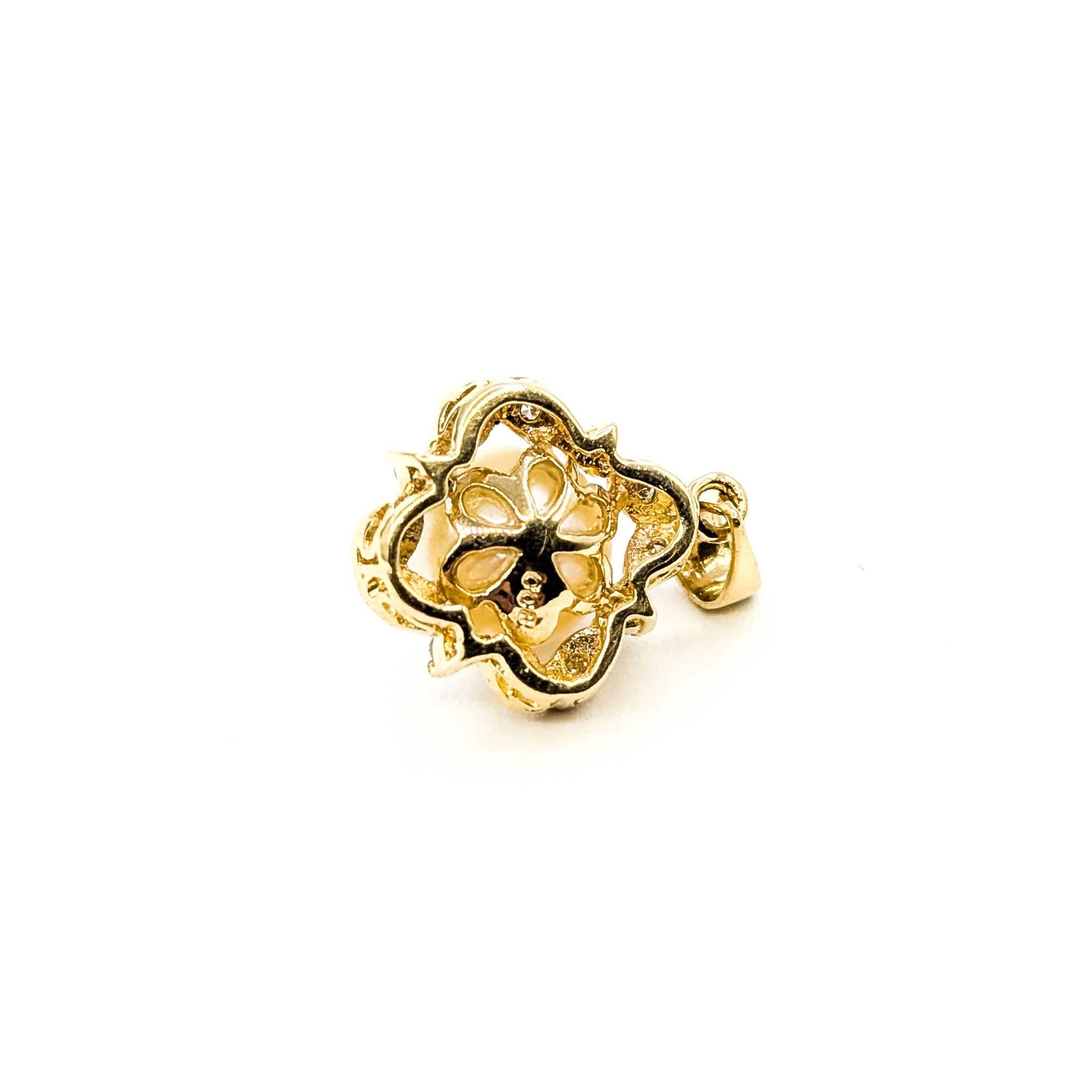 Donna Ciondolo con perle e diamanti in oro giallo 14k in vendita