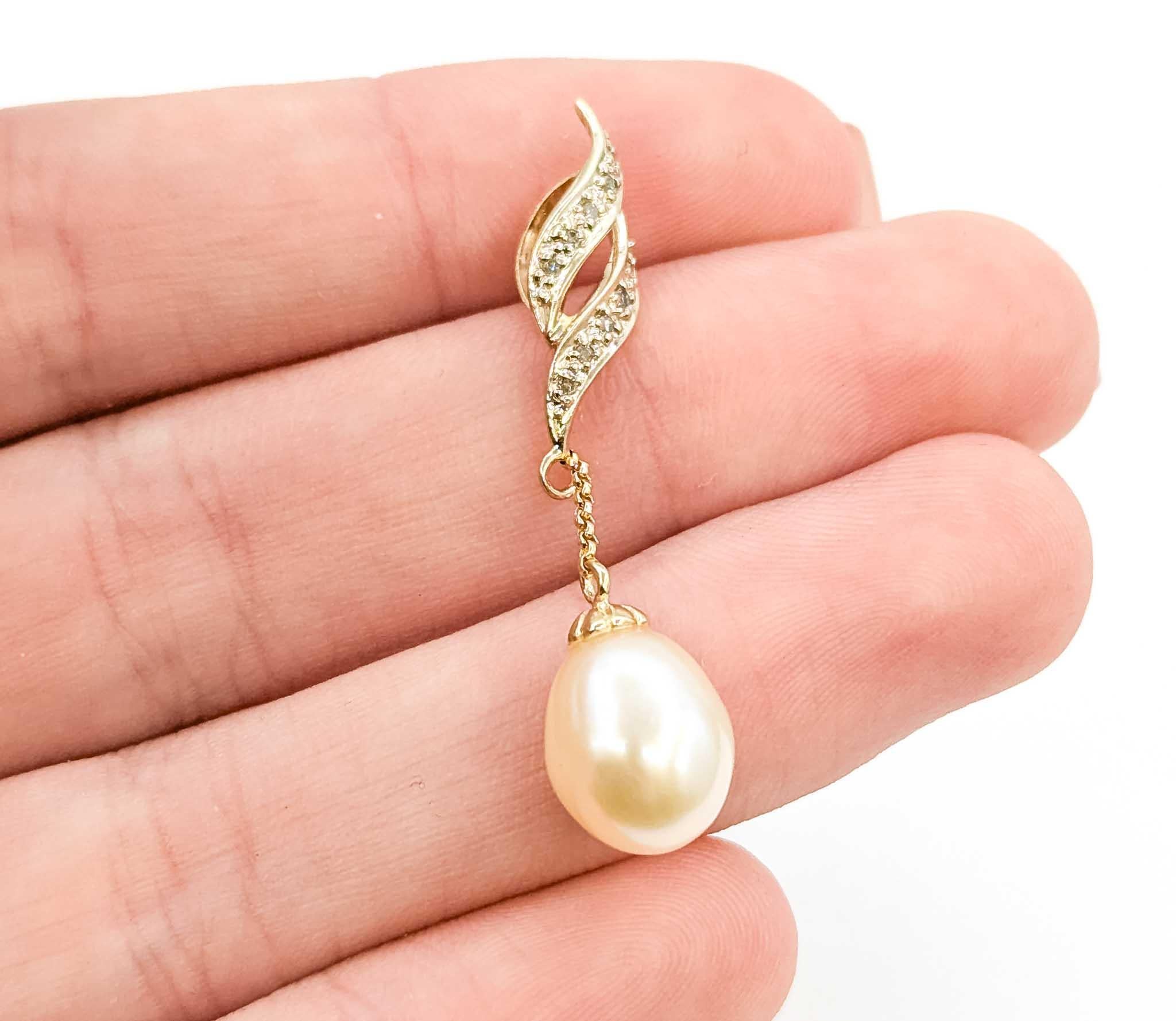 Contemporaneo Pearl & Diamond Pendant in 18k Yellow Gold in vendita