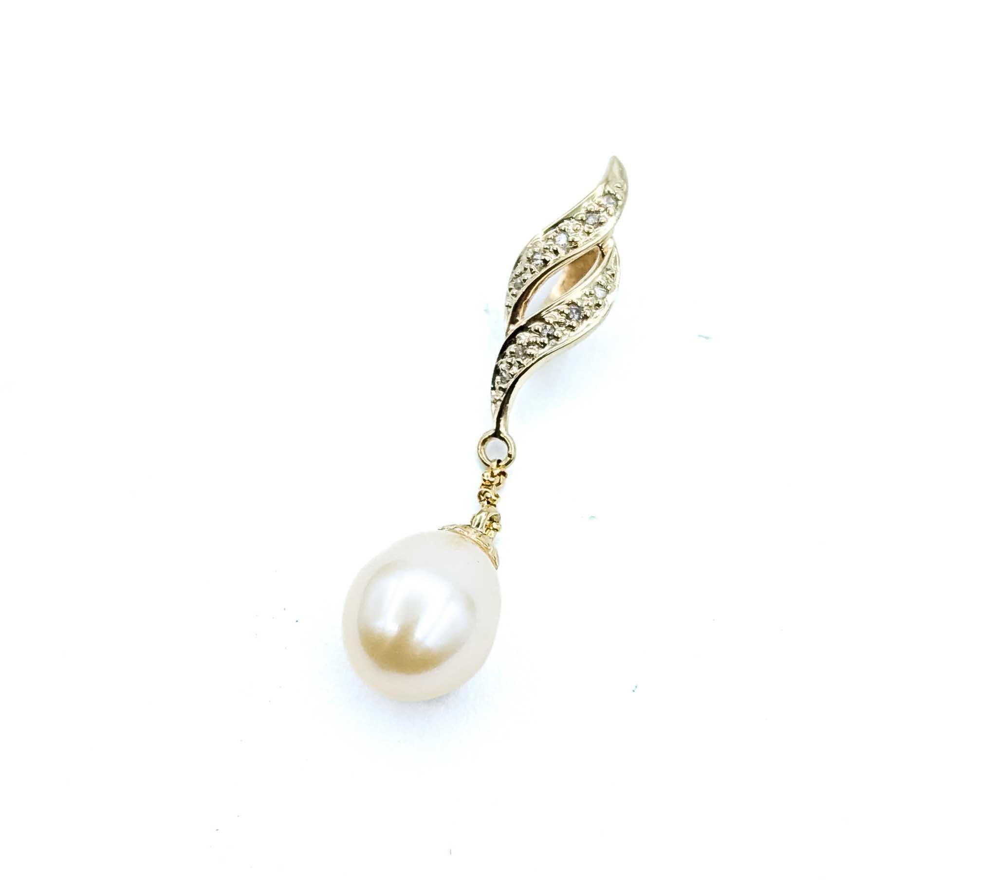 Taglio rotondo Pearl & Diamond Pendant in 18k Yellow Gold in vendita