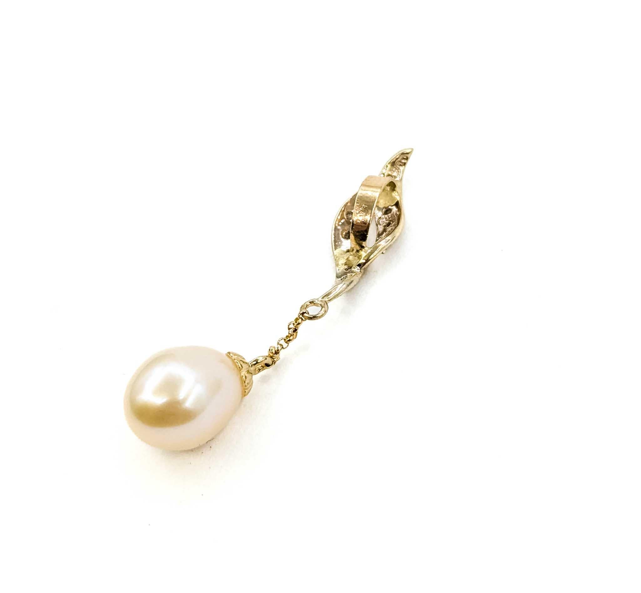 Donna Pearl & Diamond Pendant in 18k Yellow Gold in vendita