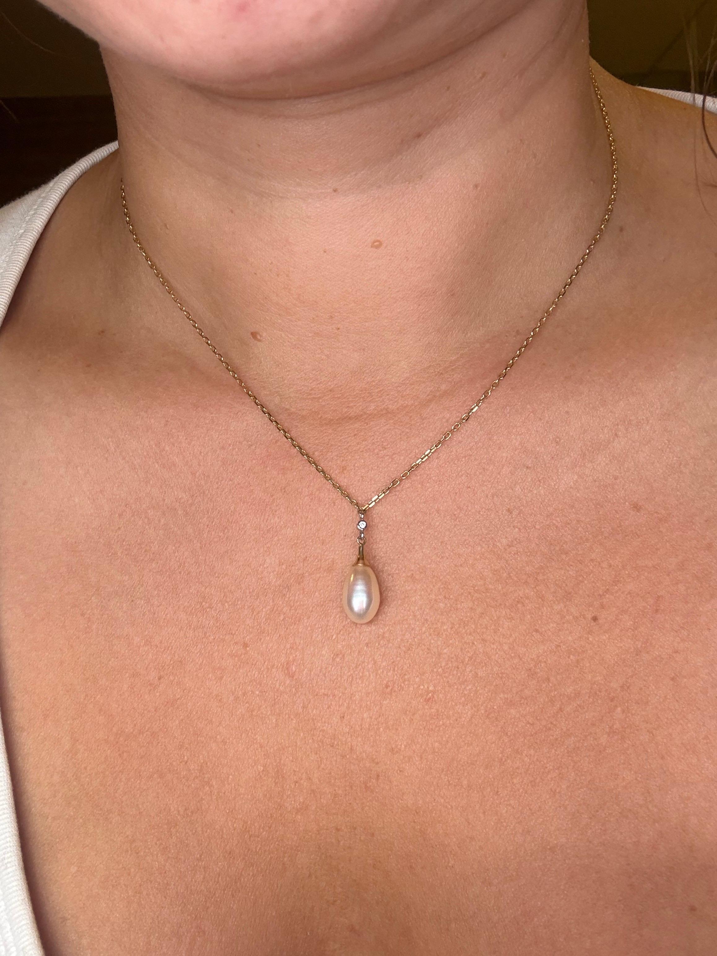 Chaîne italienne en sterdy et de bonne facture, ce collier de perles est composé d'un seul diamant VS clarity F color en sertissage d'or bicolore, minimaliste et très élégant ! La Nature est une perle naturelle d'eau douce ! Le collier mesure