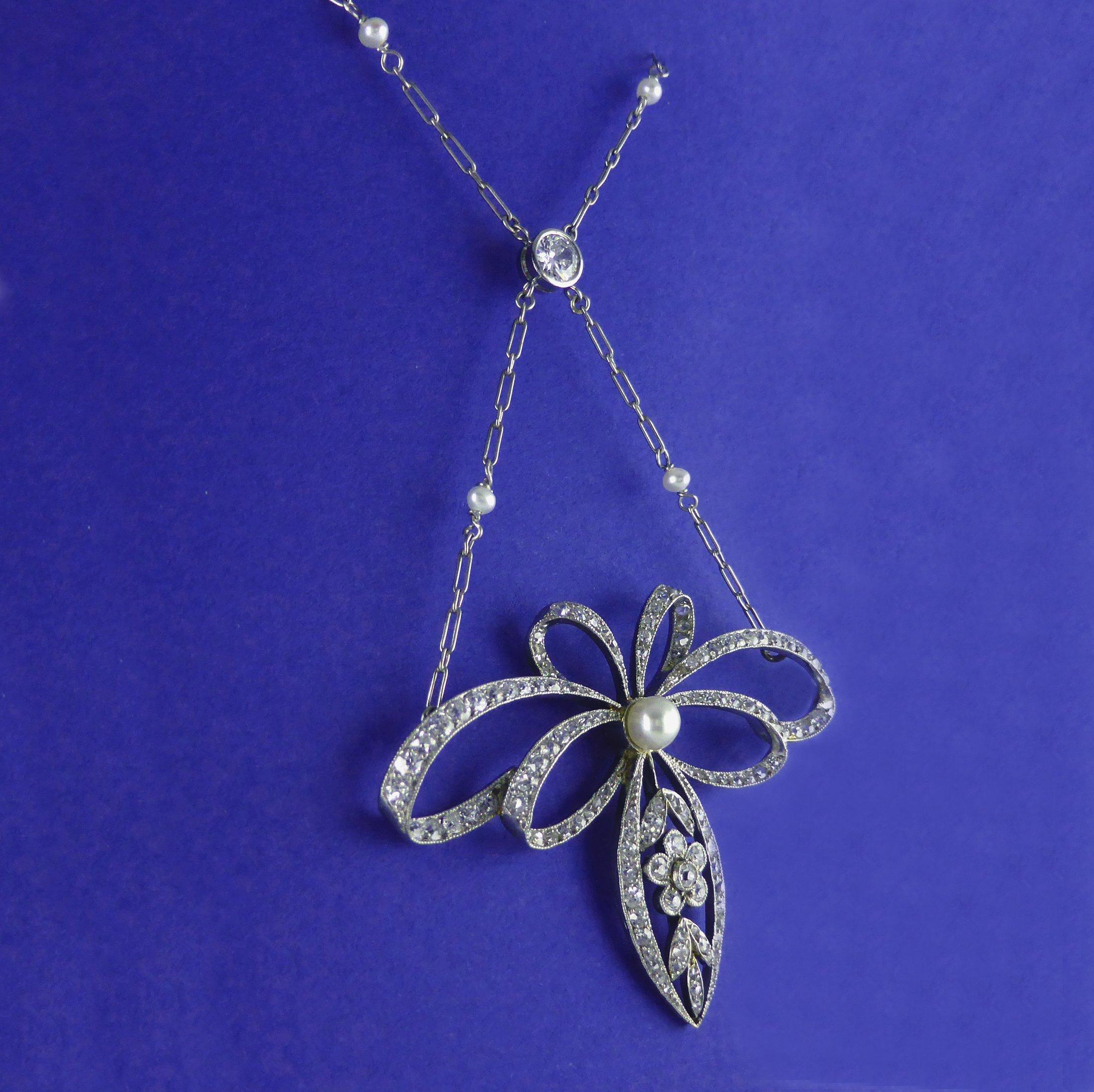 belle-Epoque-Halskette aus 18 Karat und Platin, mit Perlen und Diamanten besetzt, um 1910
Ein schönes Beispiel für ein Collier aus der Belle Epoque. Die Rückseite ist aus 18 Karat Gelbgold, die Vorderseite aus Platin, besetzt mit Diamanten und einer