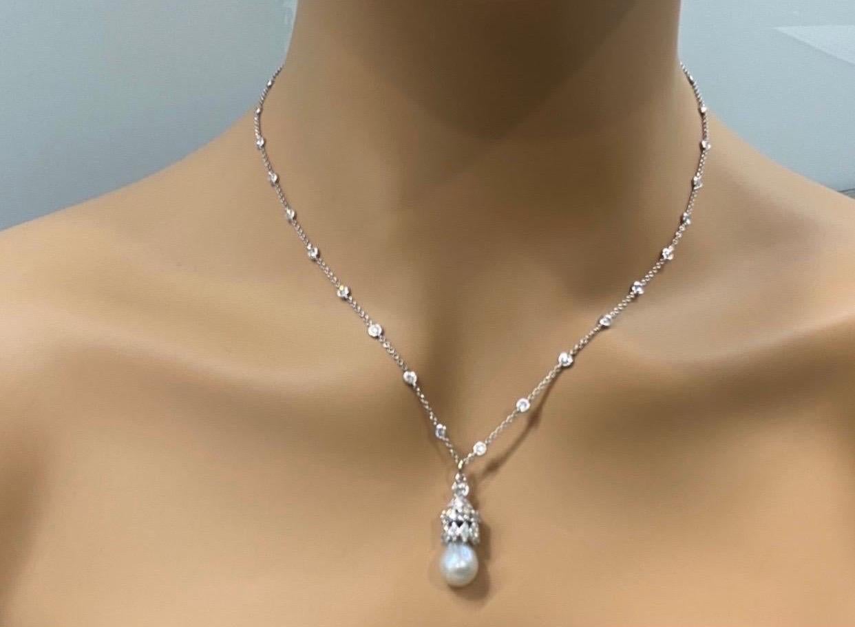 Pendentif en perle et diamants en rondelle avec chaîne en diamants et or 18 carats Excellent état - En vente à New York, NY