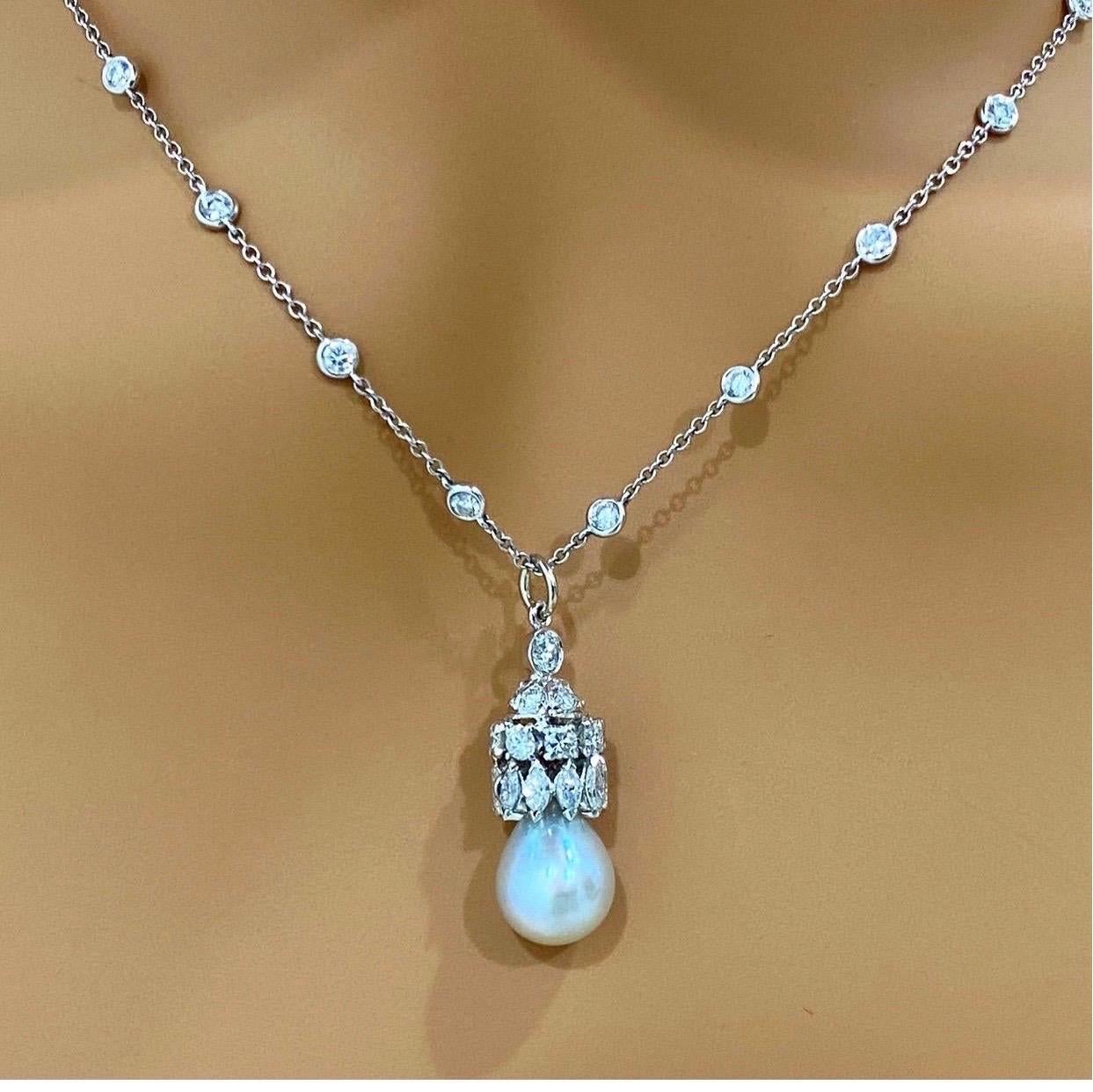 Contemporain Pendentif en perle et diamants en rondelle avec chaîne en diamants et or 18 carats en vente