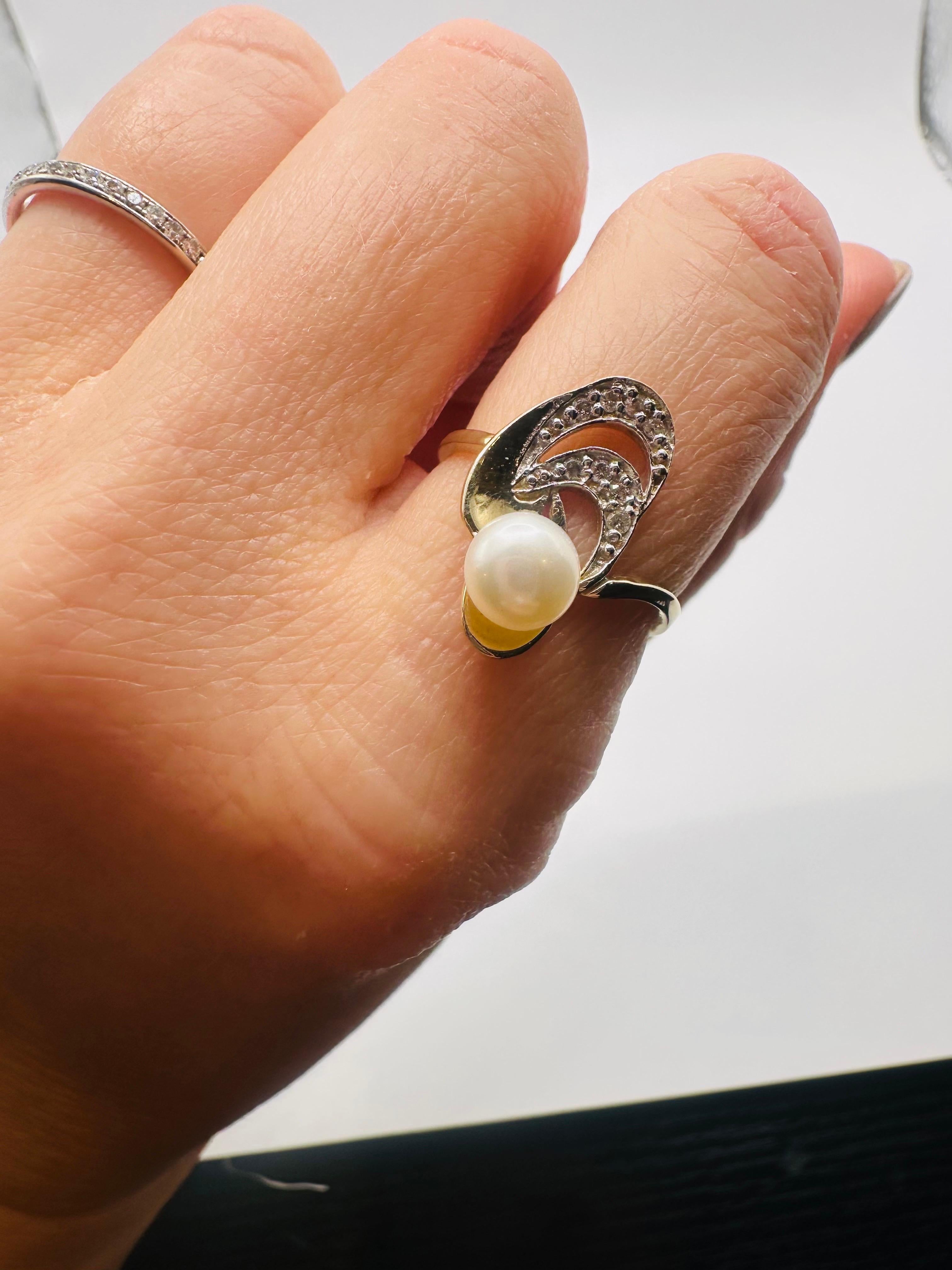 Pearl Diamond ring 10KT yellow and white gold Japanese Design In Excellent Condition For Sale In Boca Raton, FL