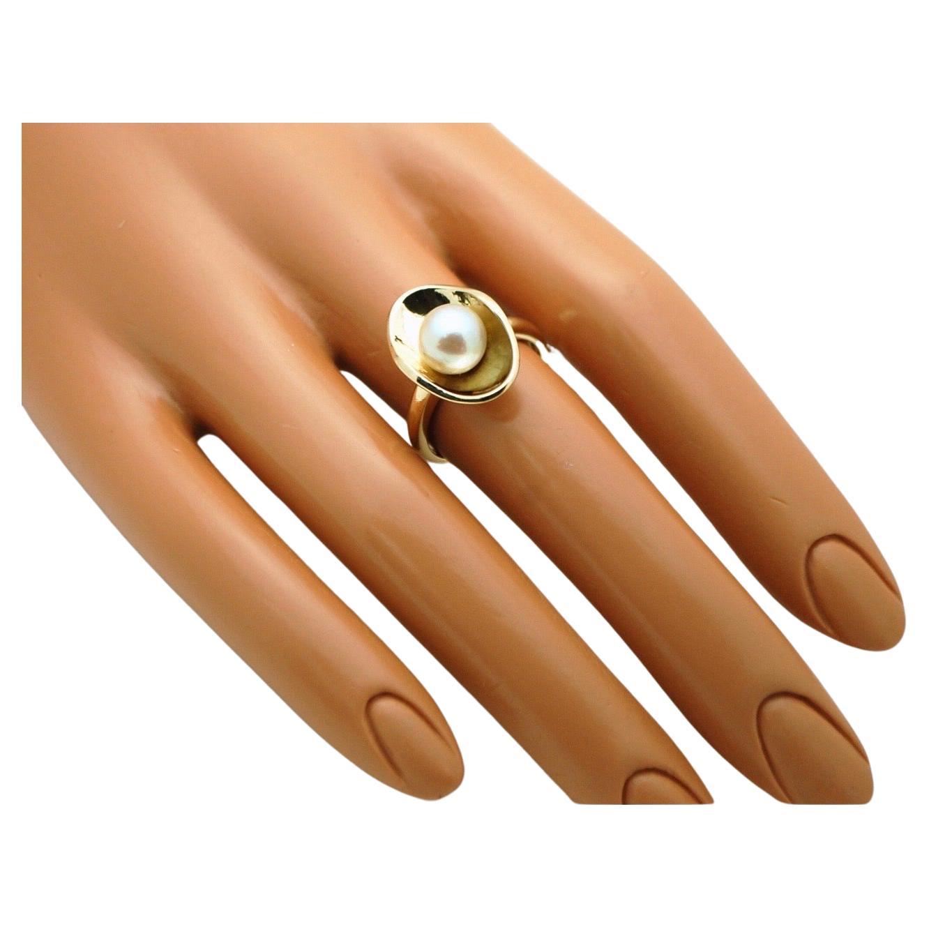 Impresionante anillo de perlas de agua dulce en oro amarillo de 18 quilates, ¡tan moderno y atrevido! Se entrega con certificado de autenticidad y caja de regalo.


SOBRE NOSOTROS
Somos una empresa familiar. Nuestro estudio está situado en el
