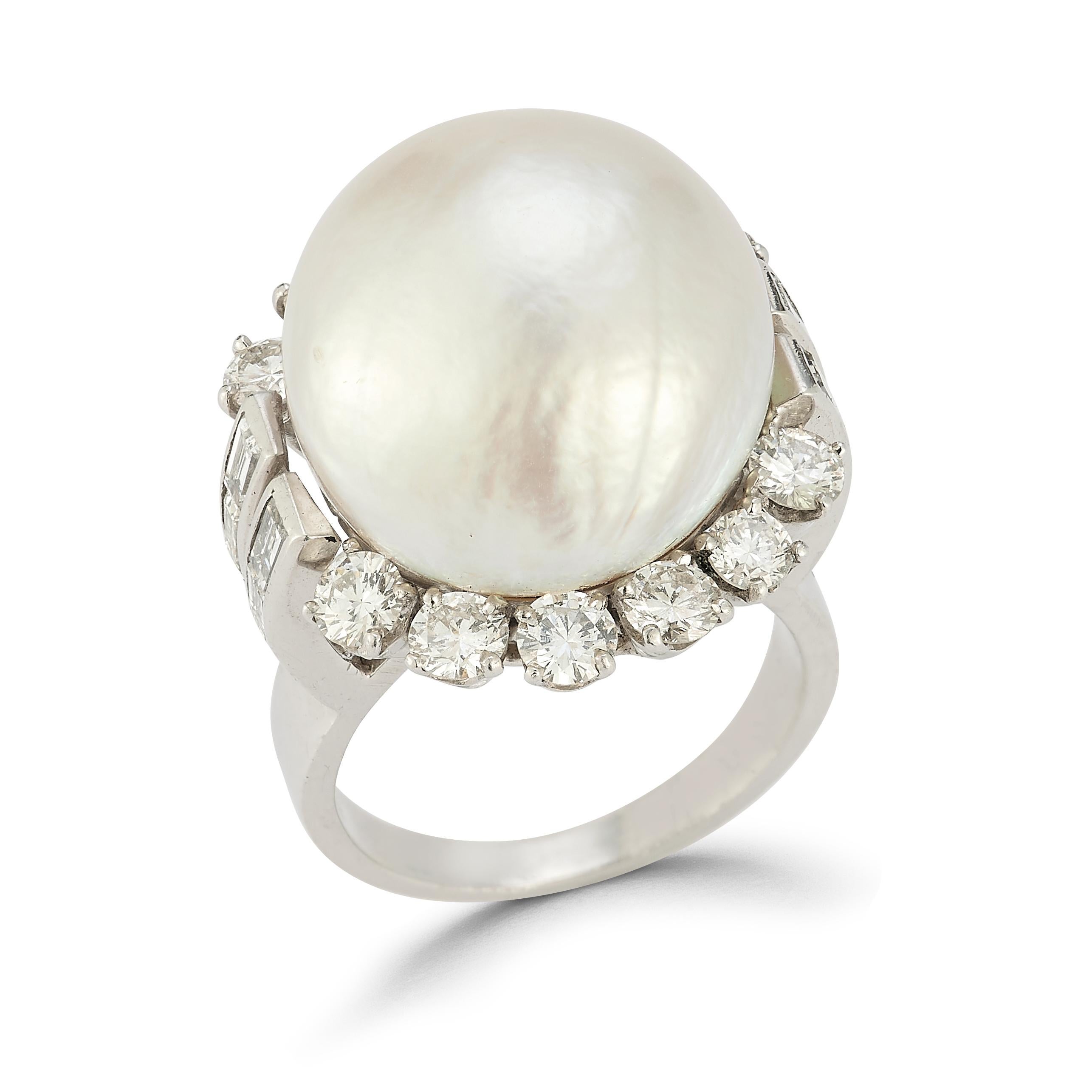 Perlen- und Diamantring

Platinring mit einer Perle, umrahmt von 12 Diamanten im Rundschliff und 12 Diamanten im Baguetteschliff

Ringgröße: 6

Kostenfrei anpassbar