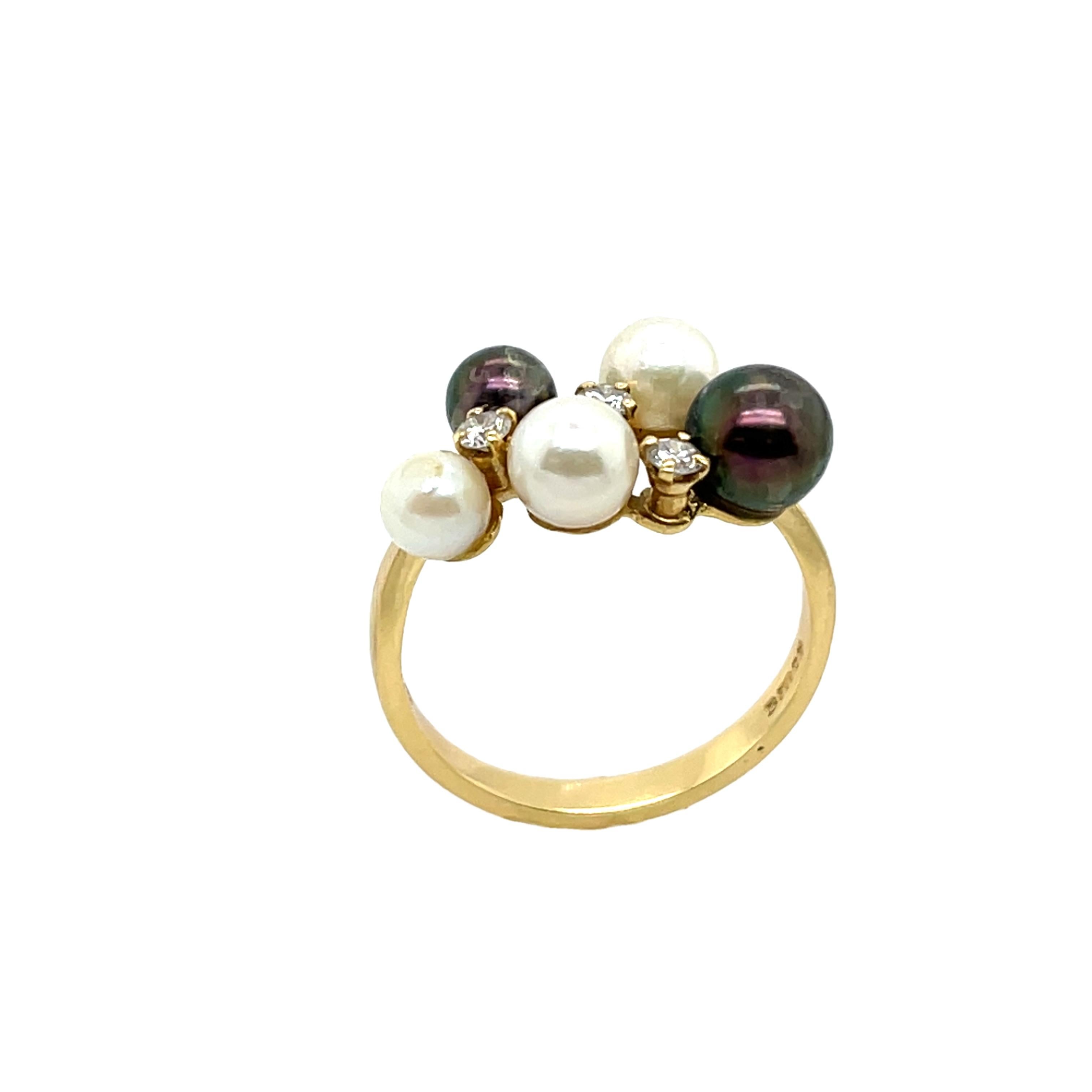 Taille ronde Bague en or jaune 18ct avec perles et diamants en vente