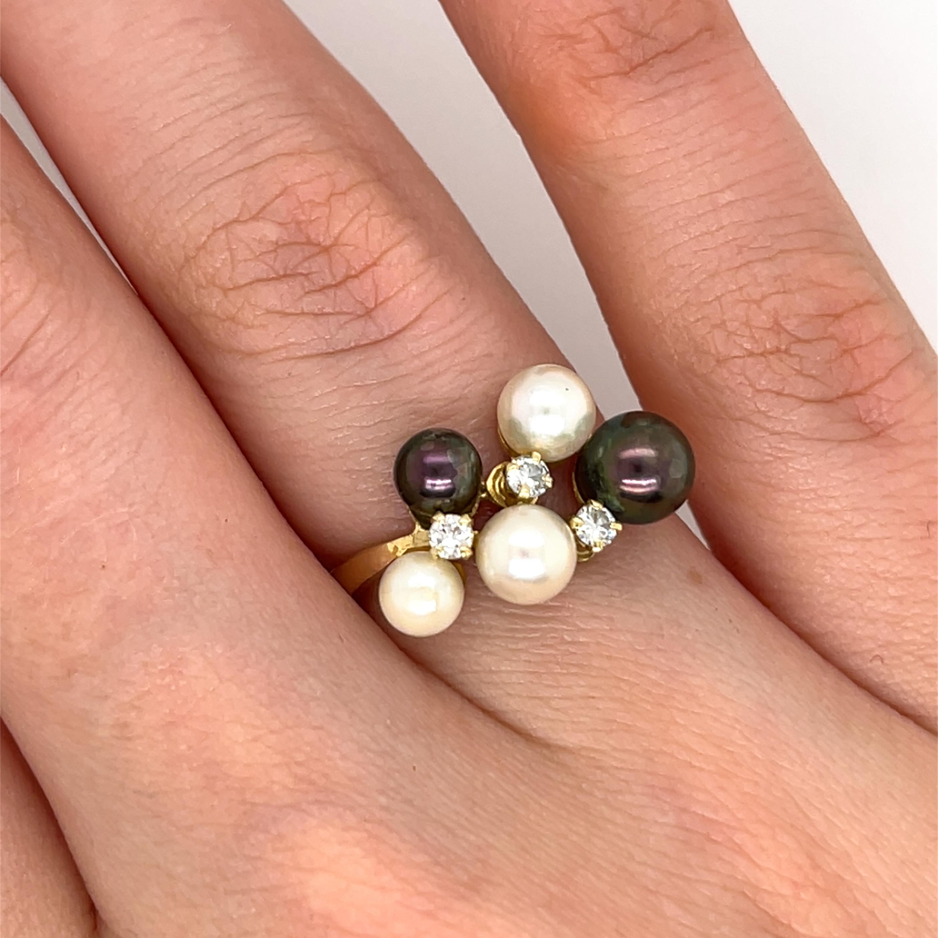 Bague en or jaune 18ct avec perles et diamants en vente 1