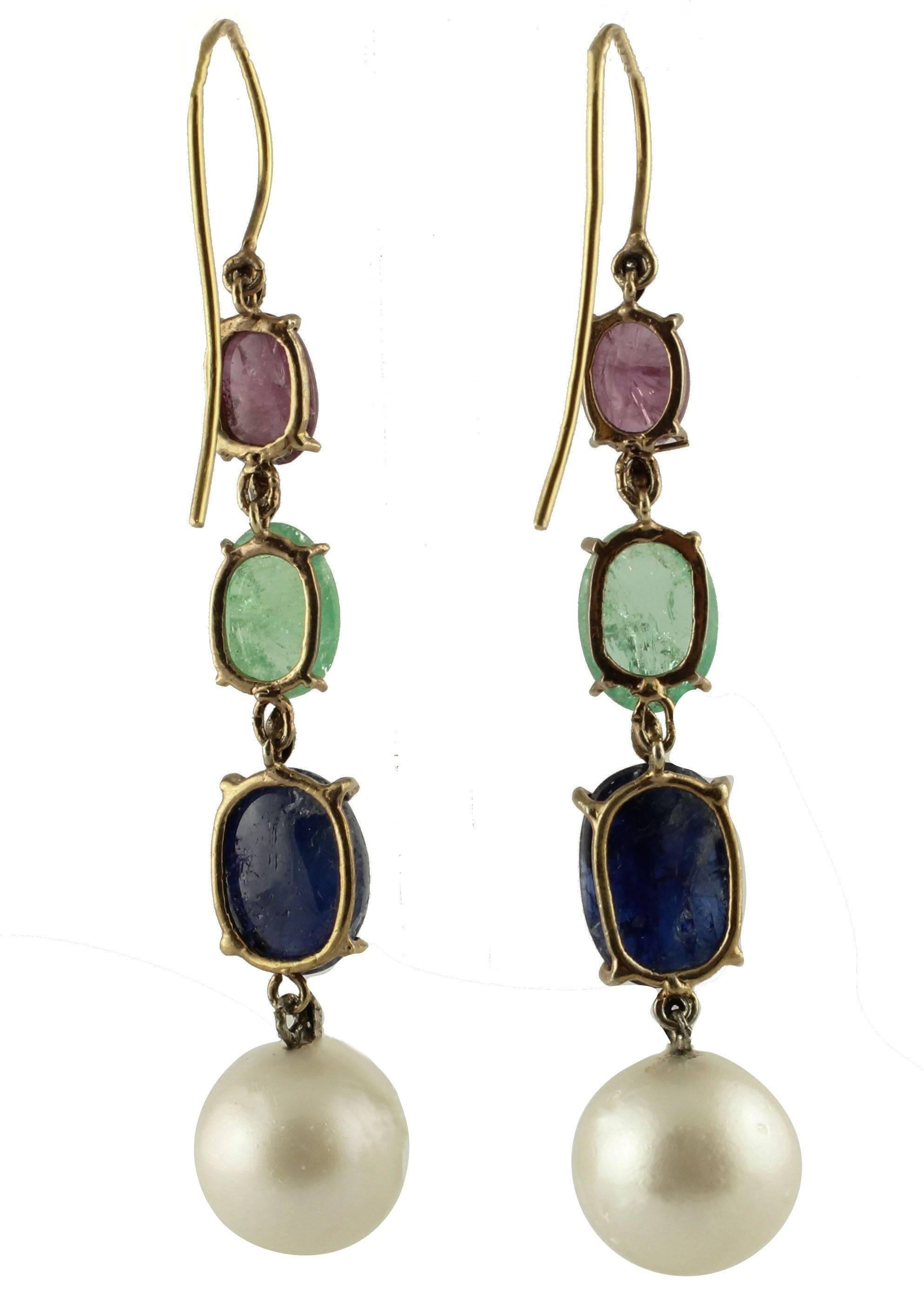 Beautiful earrings in 9 kt rose gold and silver, 7.5 cm long with 0.05 ct diamonds, fantastic ruby ​​stones, emerald and cabochon sapphire from ct 29.57 and a final pearl of 8.4 mm. Total weight g 17.80
Pearl 8.4 mm.
Diamonds ct 0.05
Ruby / Sapphire
