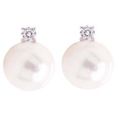 Clous d'oreilles en or blanc, perles, diamants et diamants ronds au-dessus de perle Akoya