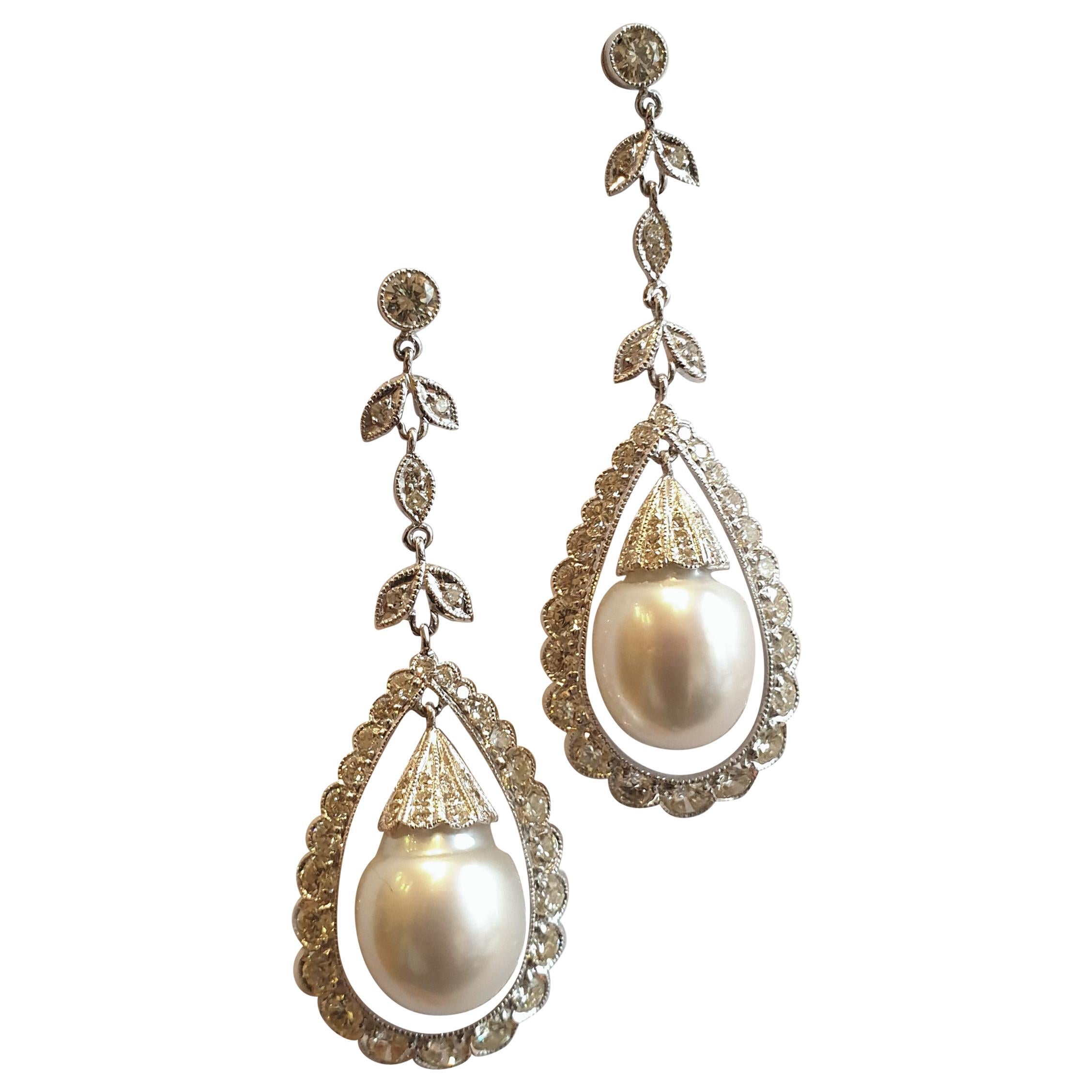 Pendants d'oreilles en or blanc avec perles et diamants en vente
