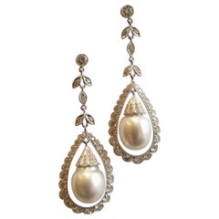 Pendants d'oreilles en or blanc avec perles et diamants