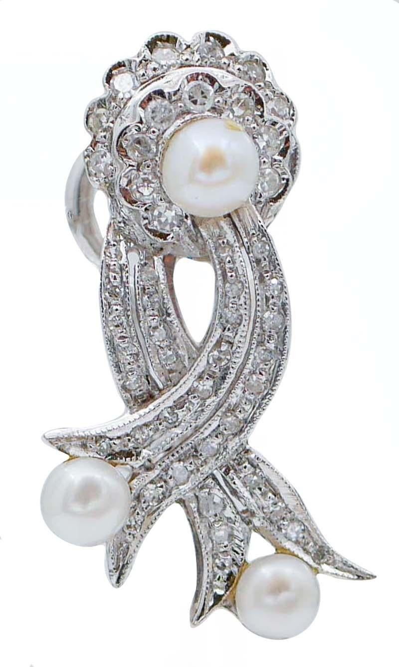 Shiny twisted earrings in 14kt white gold covered in diamonds and embellished with little pearls.
diamonds 0.82kt
tot weight 9.6gr
RF  +OIGA
RK. AUGR,FF
For any inquiries,please contact the seller through the message center.
