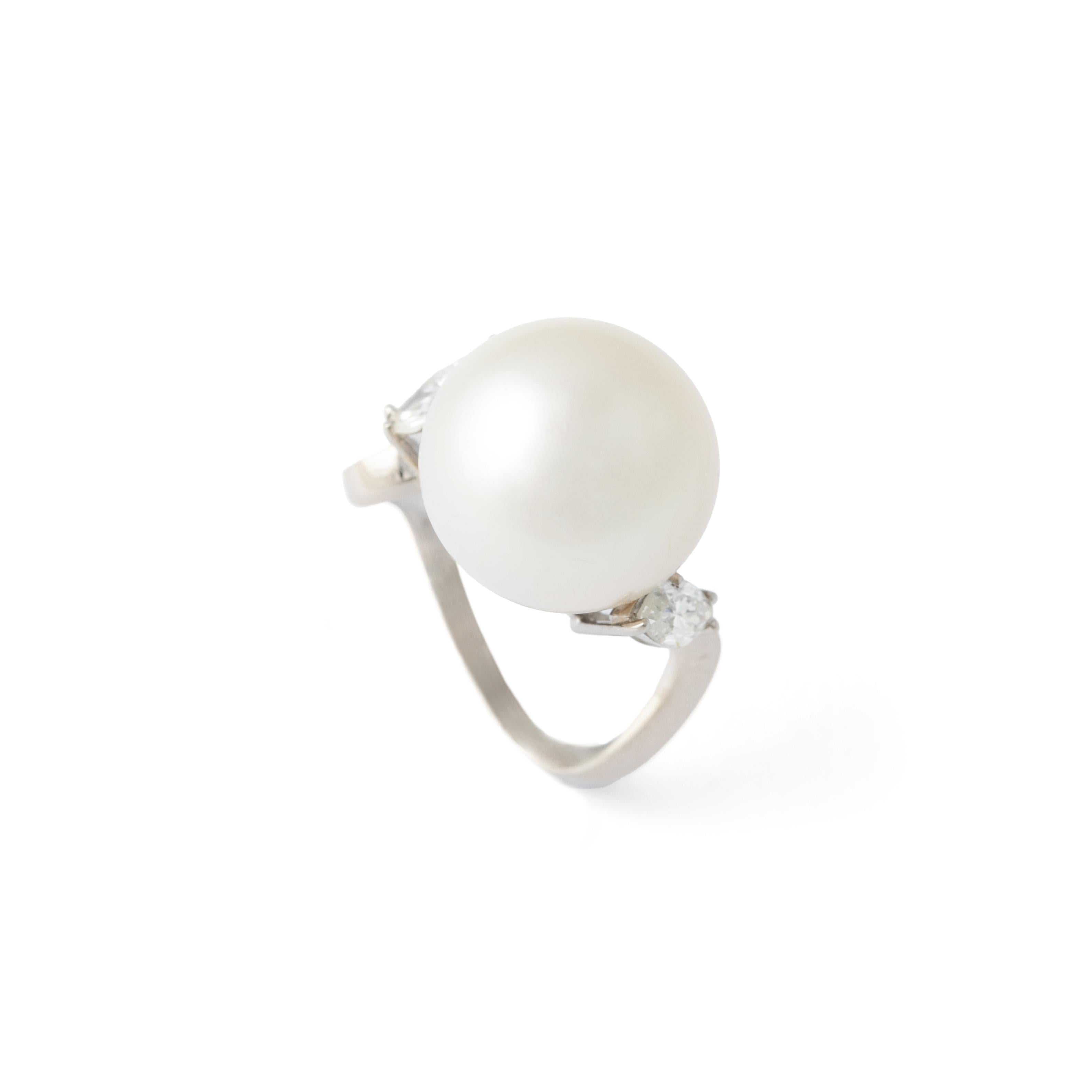 Élevez votre élégance avec notre bague en or blanc à perles de culture et diamants, véritable incarnation de la sophistication et de la grâce. En son cœur se trouve une magnifique perle de culture, d'une dimension de 13,7 mm et d'un poids de 13,97