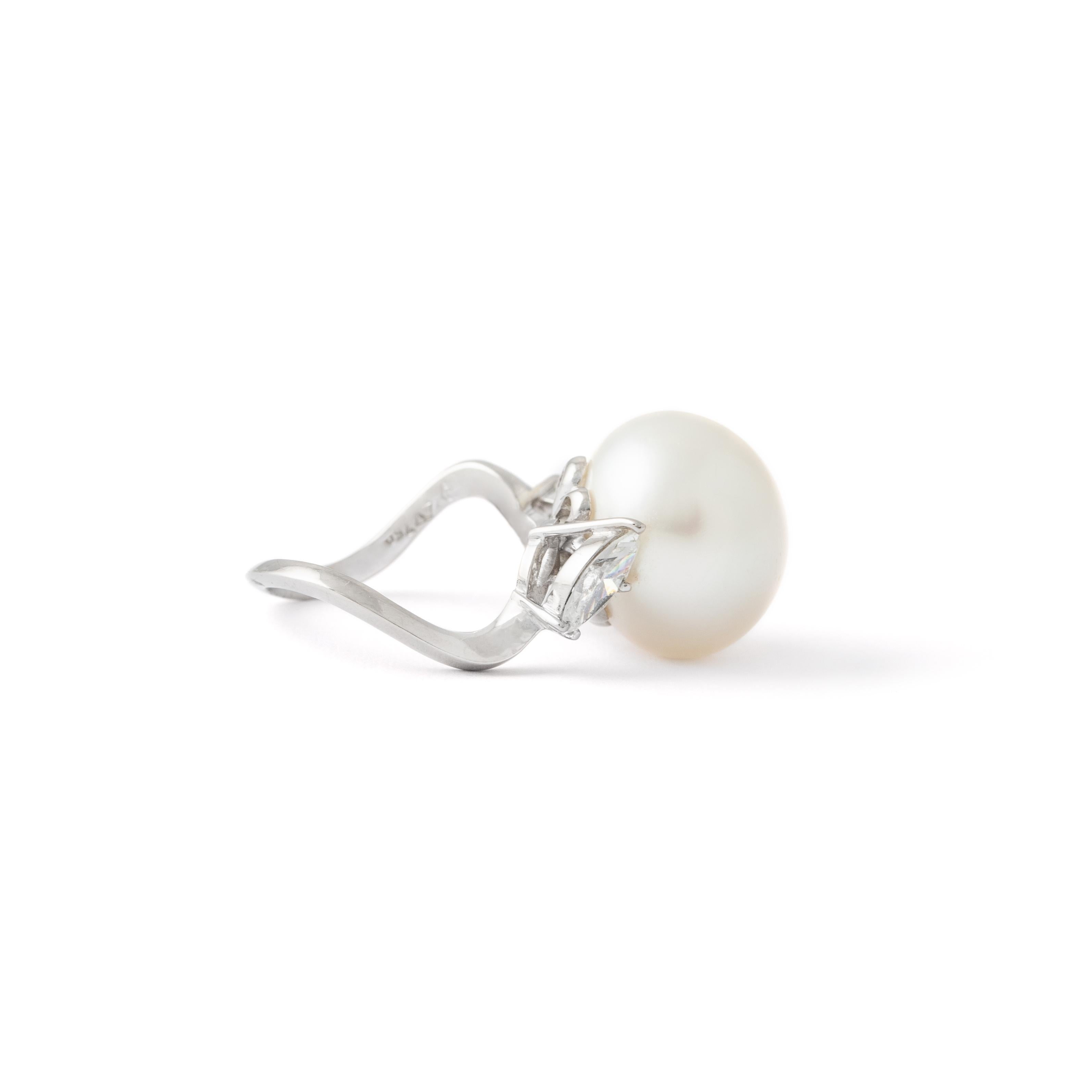Bague en or blanc avec perles et diamants  Bon état - En vente à Geneva, CH