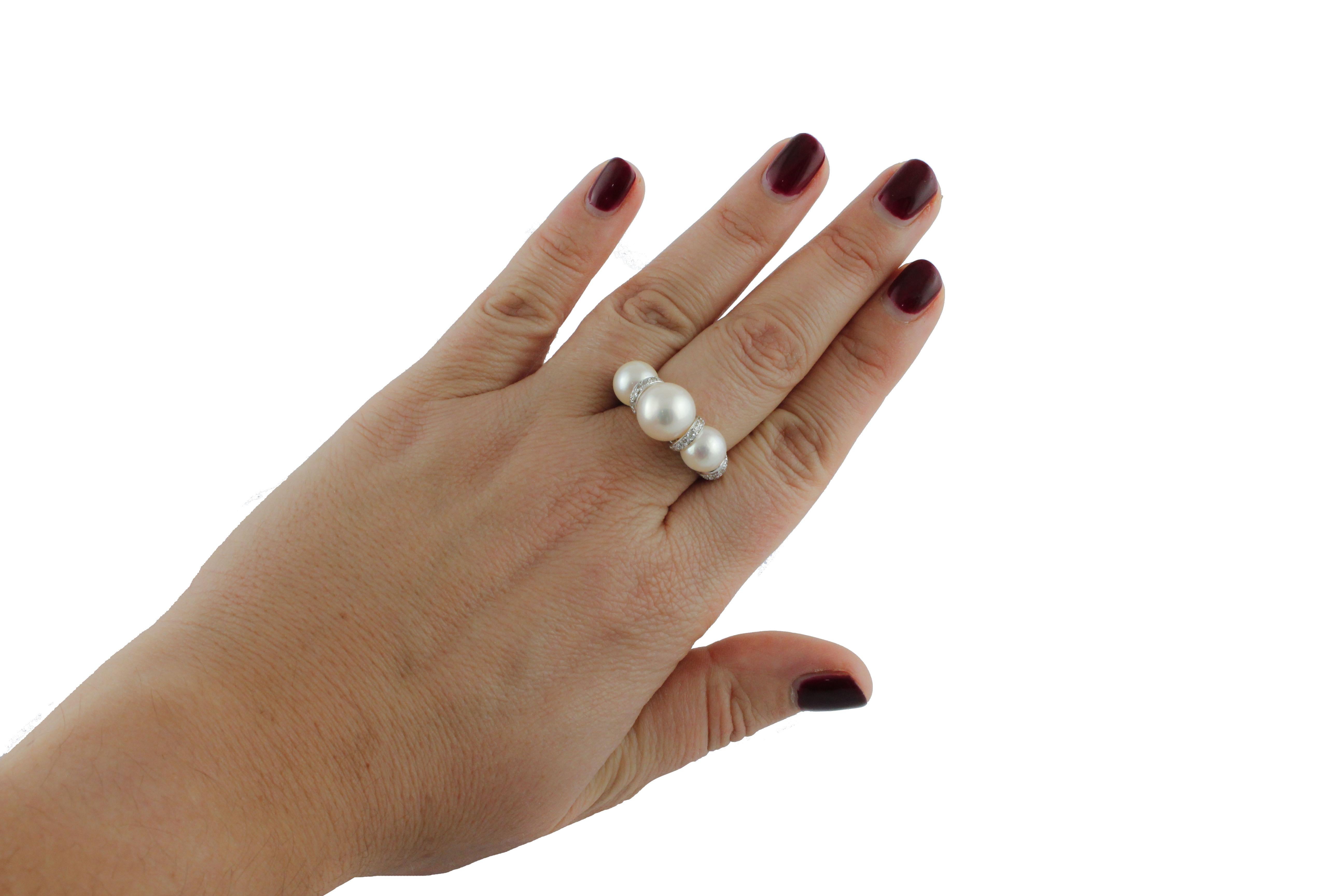Pearls, Diamonds, 14 Karat White Gold Ring. In Good Condition For Sale In Marcianise, Marcianise (CE)