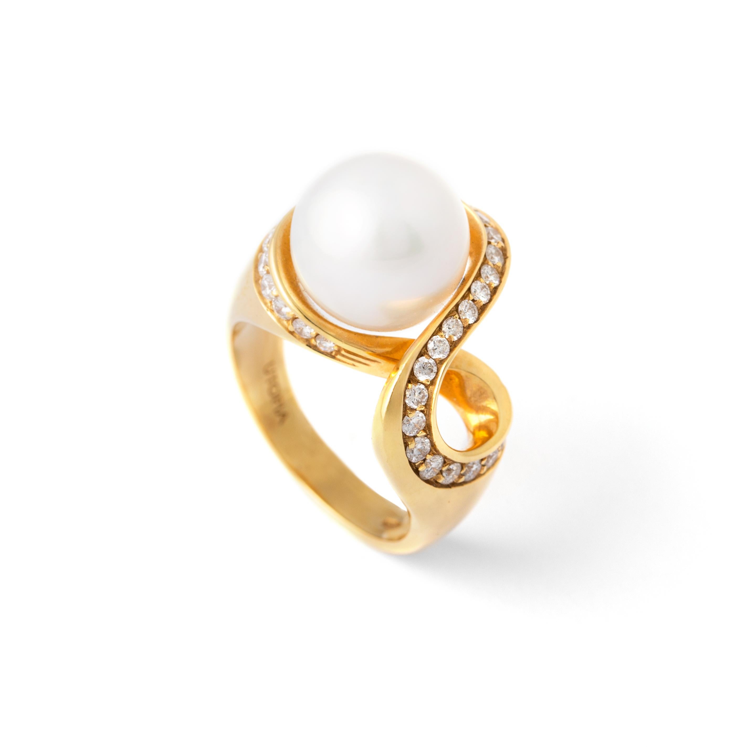 Bague en or jaune 18K avec perles et diamants.
Perle centrale de 11,35 carats et diamant estimé à 0,75 carat de couleur H et de pureté Vs.
Poids total : 13,51 grammes.
Taille : 7.5 
