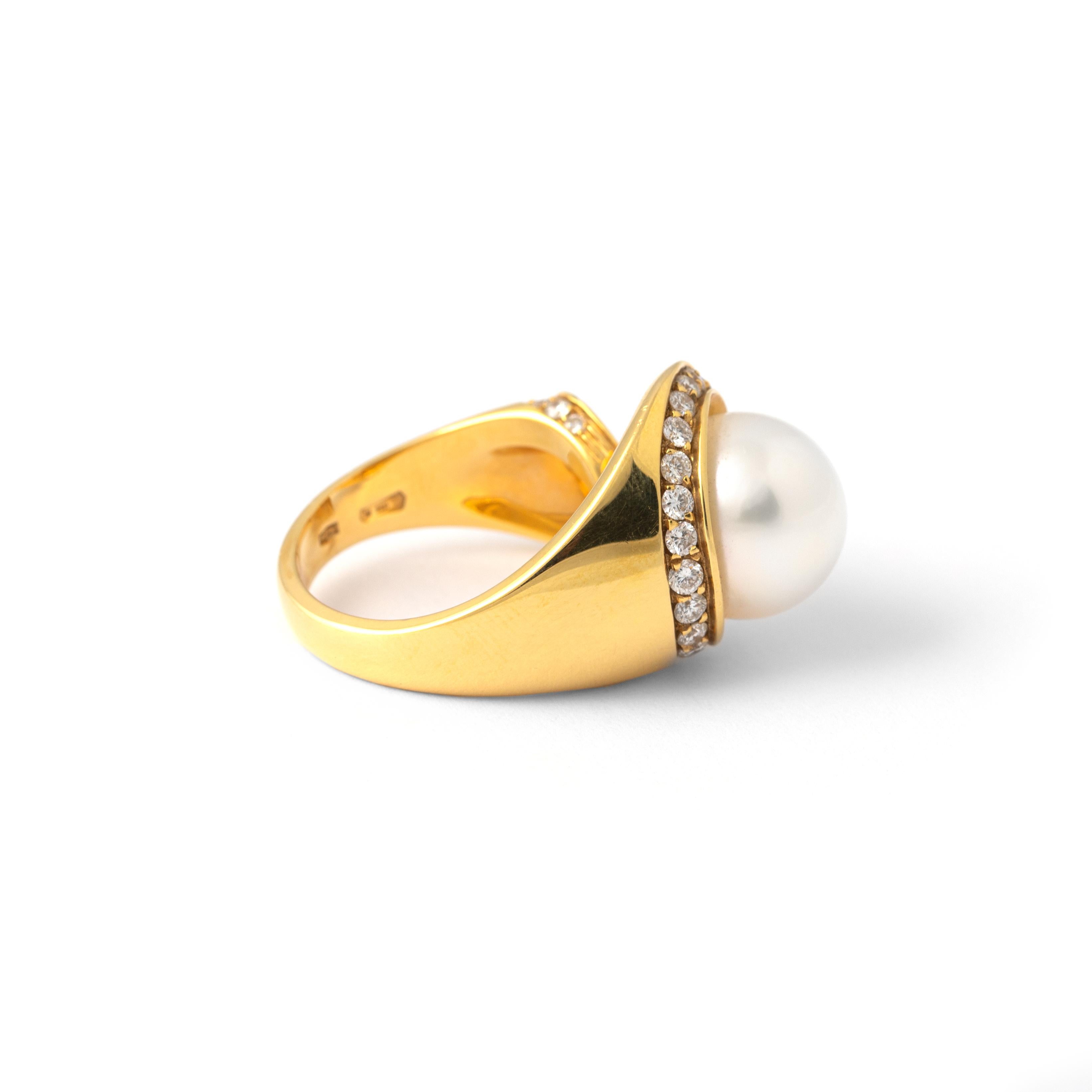 Bague en or jaune 18K avec perle et diamant Excellent état - En vente à Geneva, CH