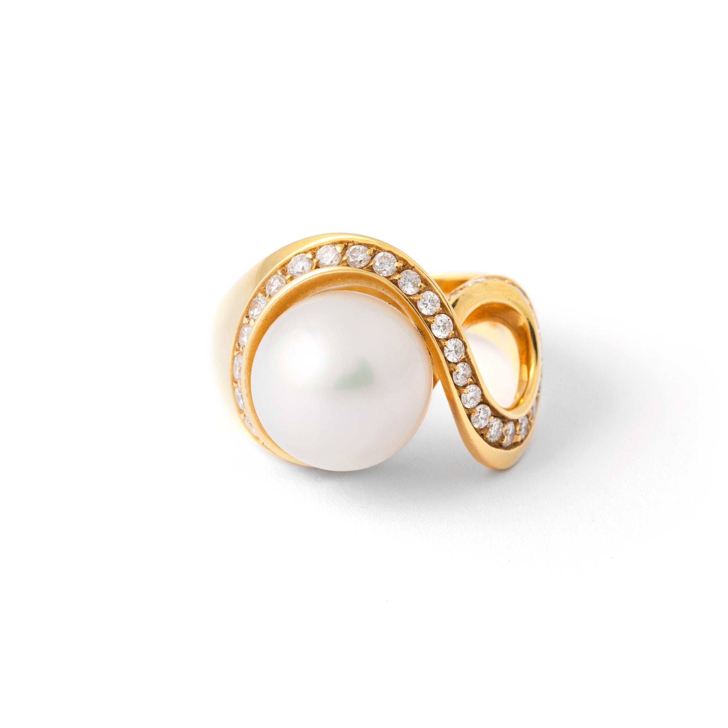 Women's or Men's Pearl Diamond Yellow Gold 18K Ring For Sale