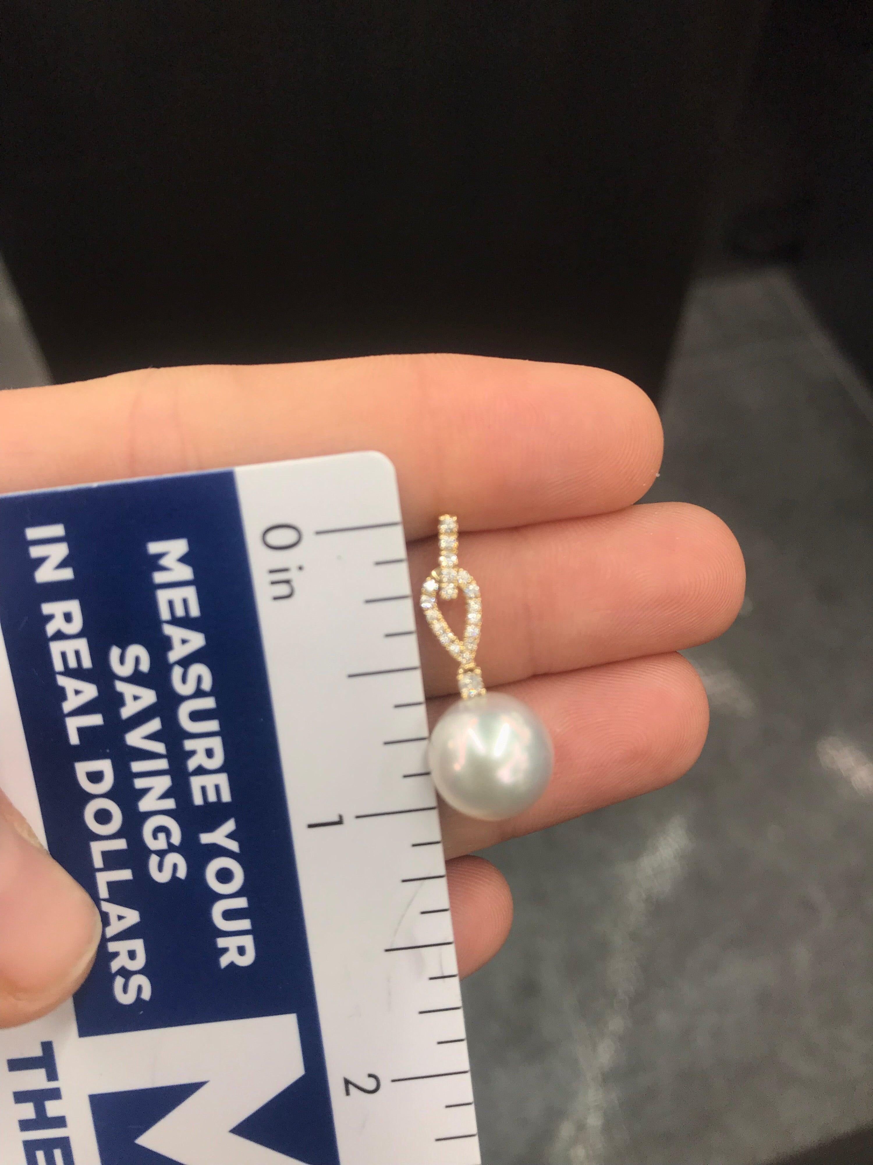 Ohrgehänge aus Gelbgold mit Perlen und Diamanten (Rundschliff)
