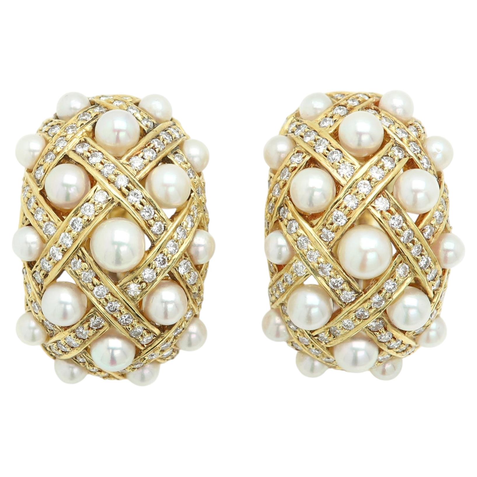 Boucles d'oreilles à clip en forme de dôme, en or jaune, avec perles et diamants en vente