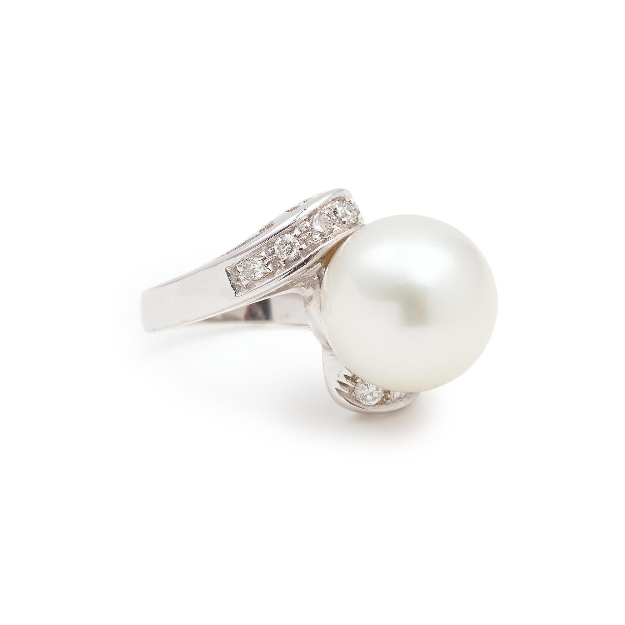 An important White gold ring set with a very nice 13mm cultured pearl and 10 brilliant cut diamonds.

Ring size: 16.71 x 19.13 x 14.92 mm, (0.657 x 0.753 x 0.587 inches)

Ring weight: 9.4 g

Pearl diameter : 12.83 mm, (0.505 inches)

Total