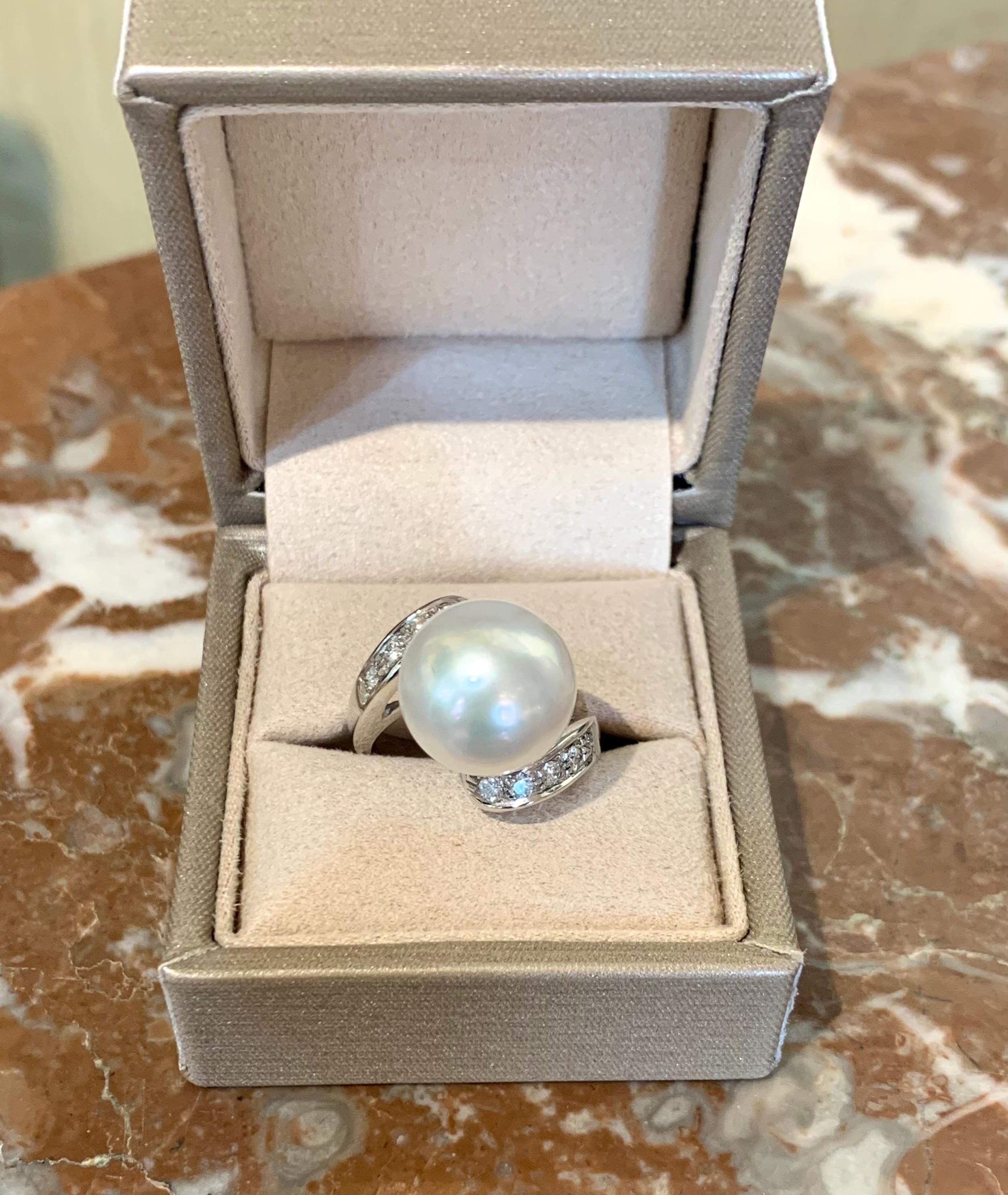 Contemporary Pearl Diamonds 18 Carats White Gold Cocktail Ring For Sale