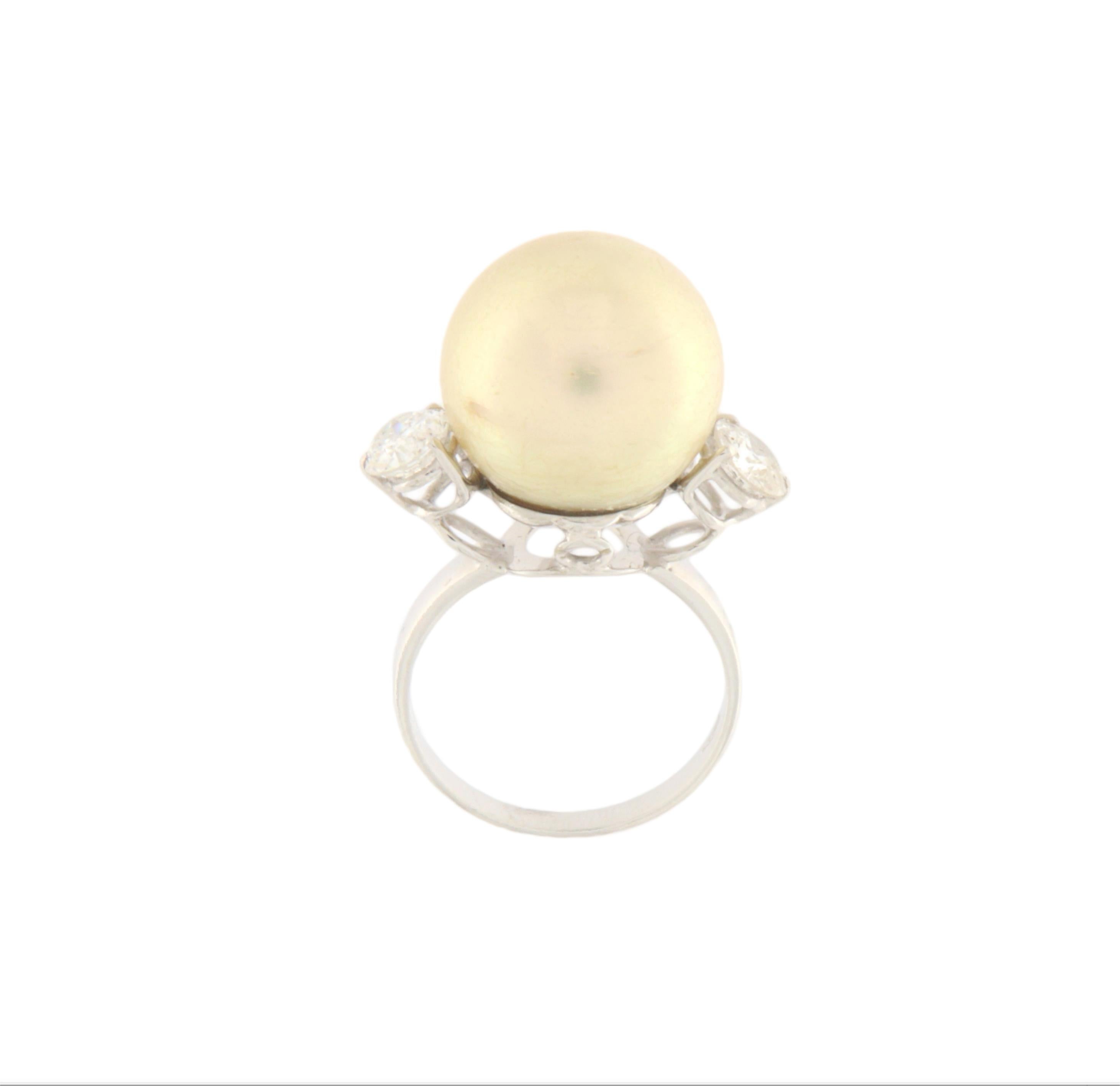 This stunning ring is an elegant statement of style and sophistication, designed for those who appreciate unique, refined, and timeless jewelry. Crafted in precious 18kt white gold, the ring features a magnificent cultured Golden South Sea pearl,