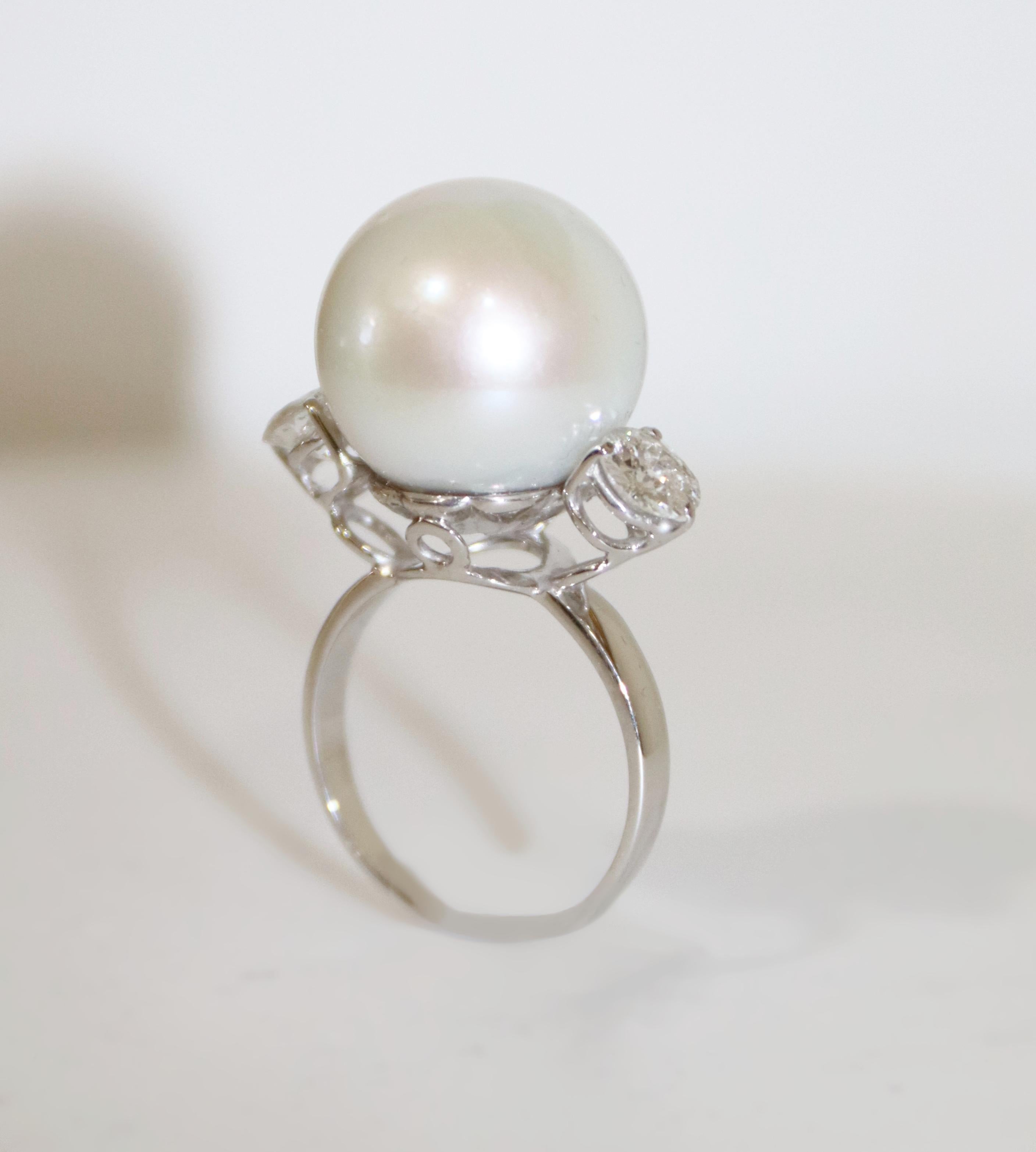 Taille brillant Pearl Diamonds 18 Karat White Gold Cocktail Ring en vente