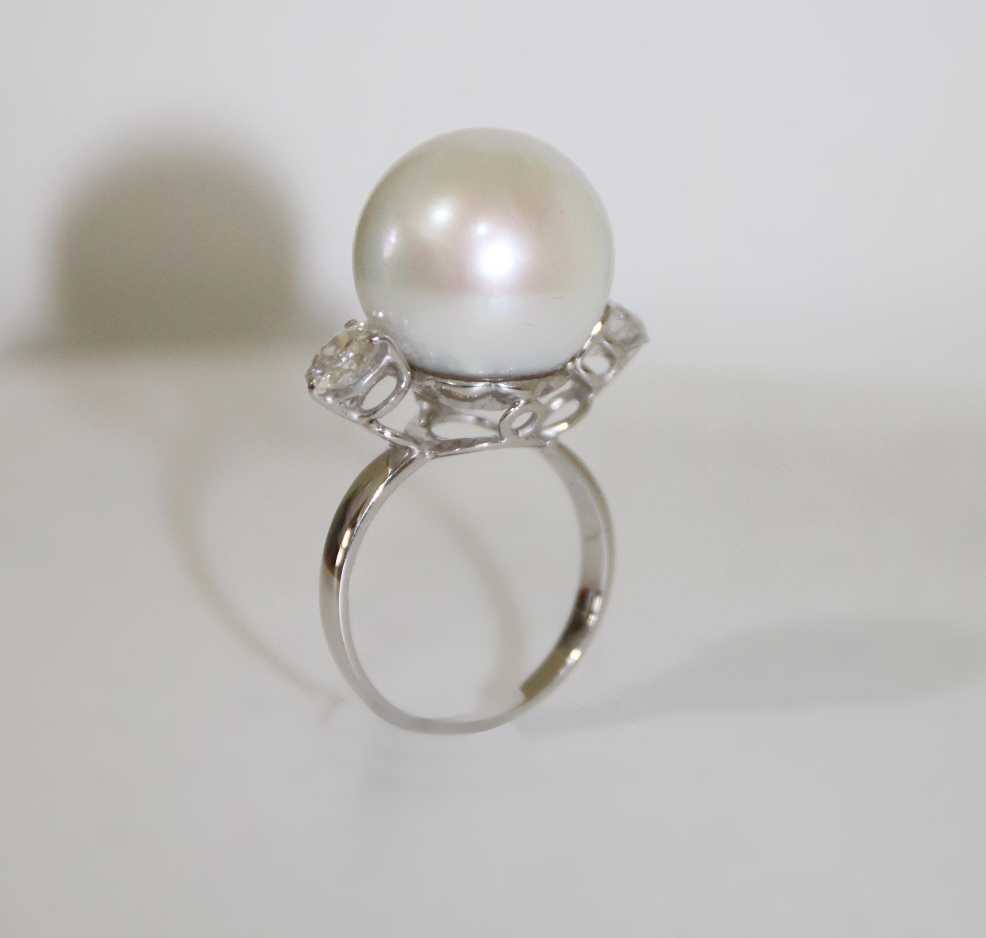 Pearl Diamonds 18 Karat White Gold Cocktail Ring Pour femmes en vente