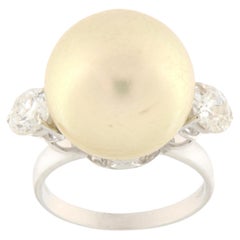Anillo de cóctel de oro blanco de 18 quilates con diamantes perlados