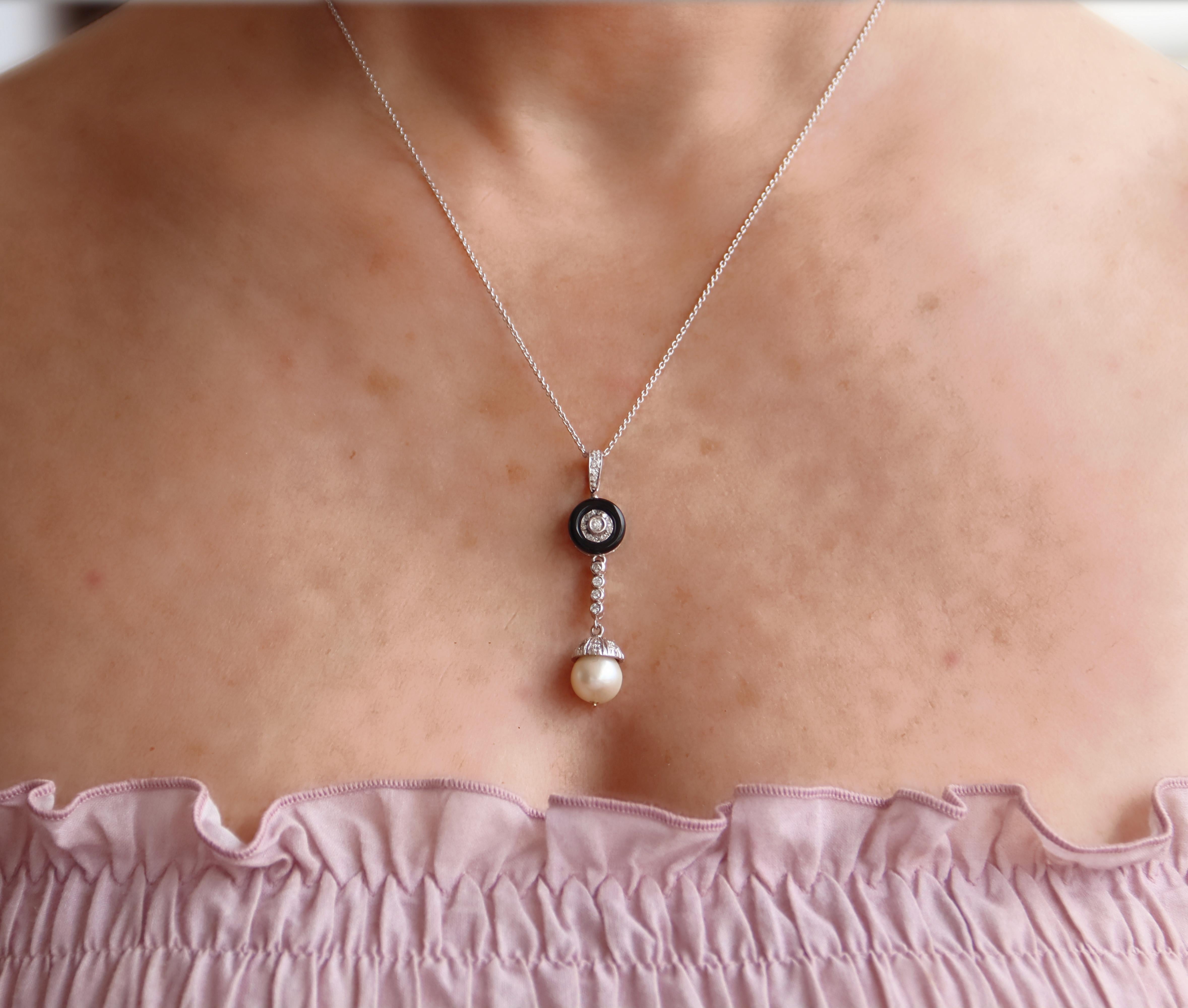Women's Pearl Diamonds 18 Karat White Gold Pendant Necklace