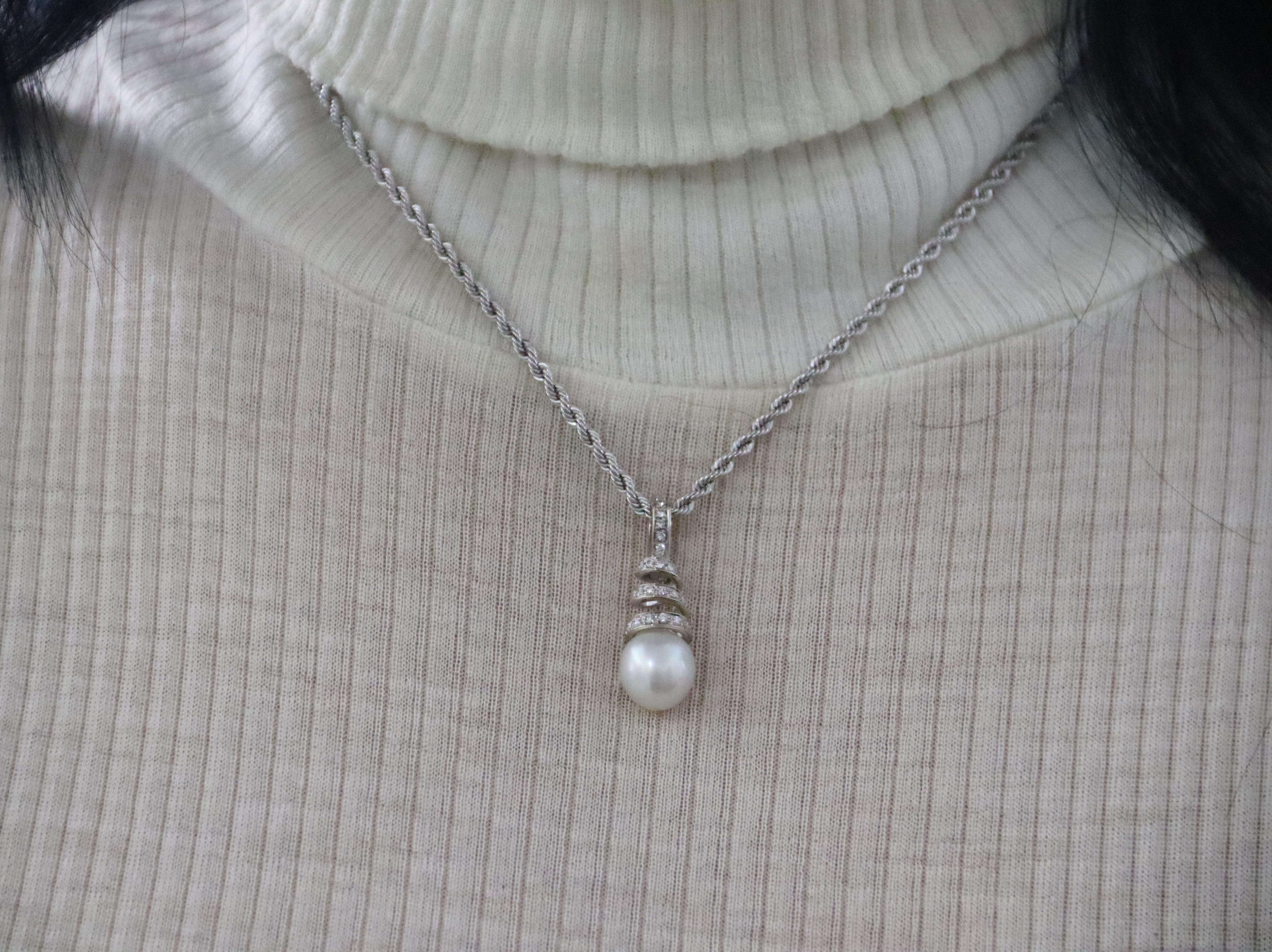 Pearl Diamonds 18 Karat White Gold Pendant Necklace For Sale 1