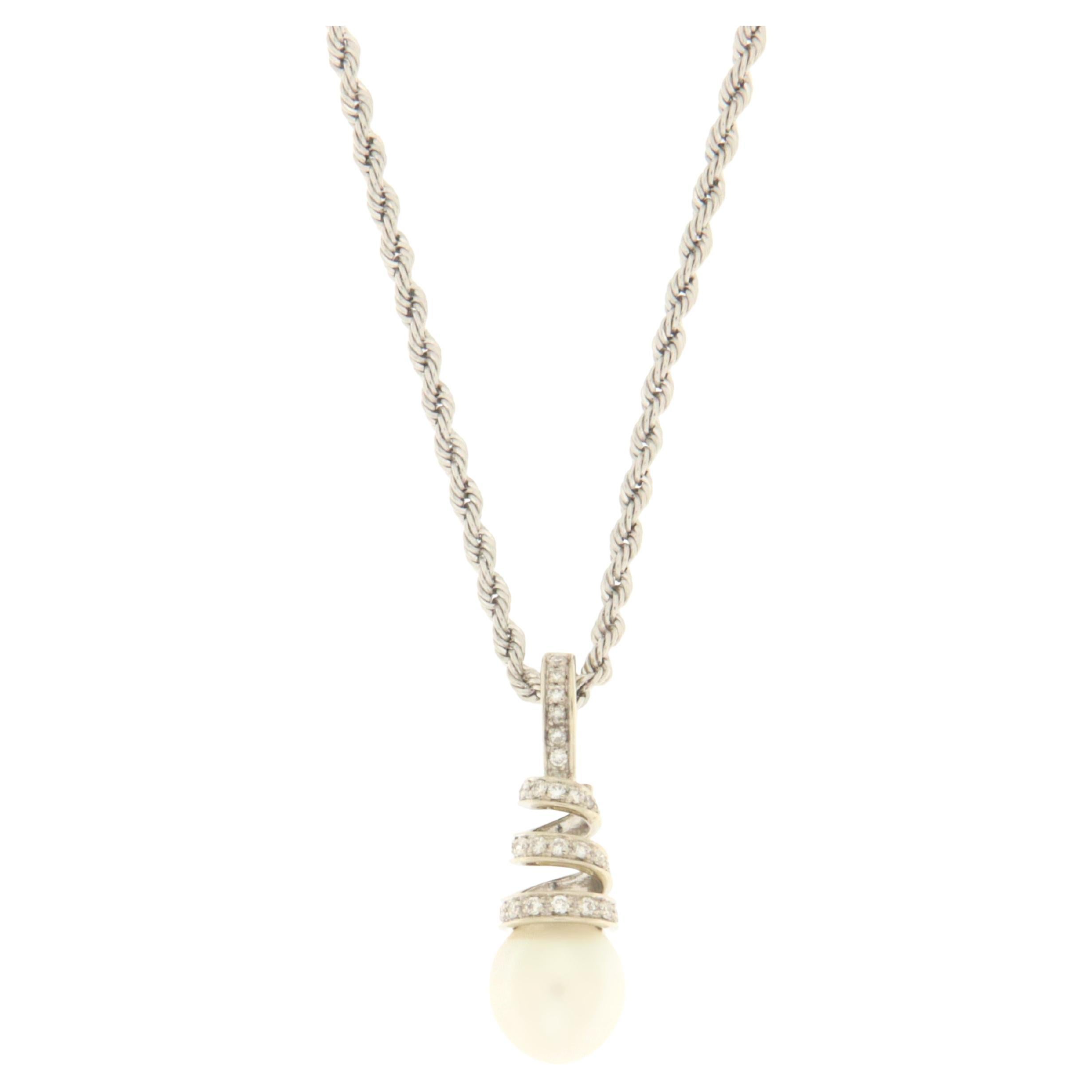 Collier pendentif en or blanc 18 carats avec perles et diamants
