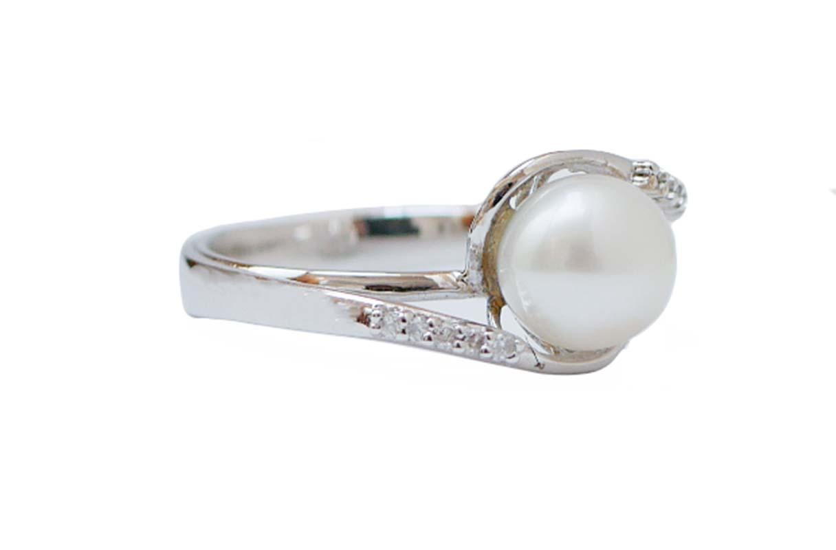  Elegant ring in 18 kt white gold structure mounted with a central pearl and diamonds.
Diamonds 0.06 ct
Pearl 0.50 gr - 8 mm
Total Weight 3.90 gr
RF  +HRH
Italian Size 11
Usa Size 5.75
French Size 51

For any informations, feel free to contact the